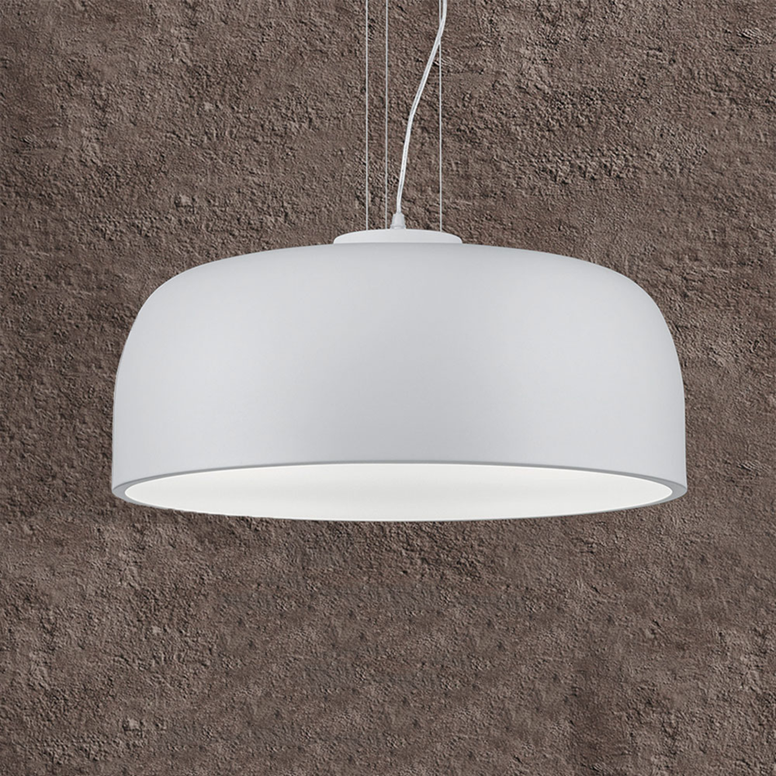 De halfschalige hanglamp Baron in mat wit