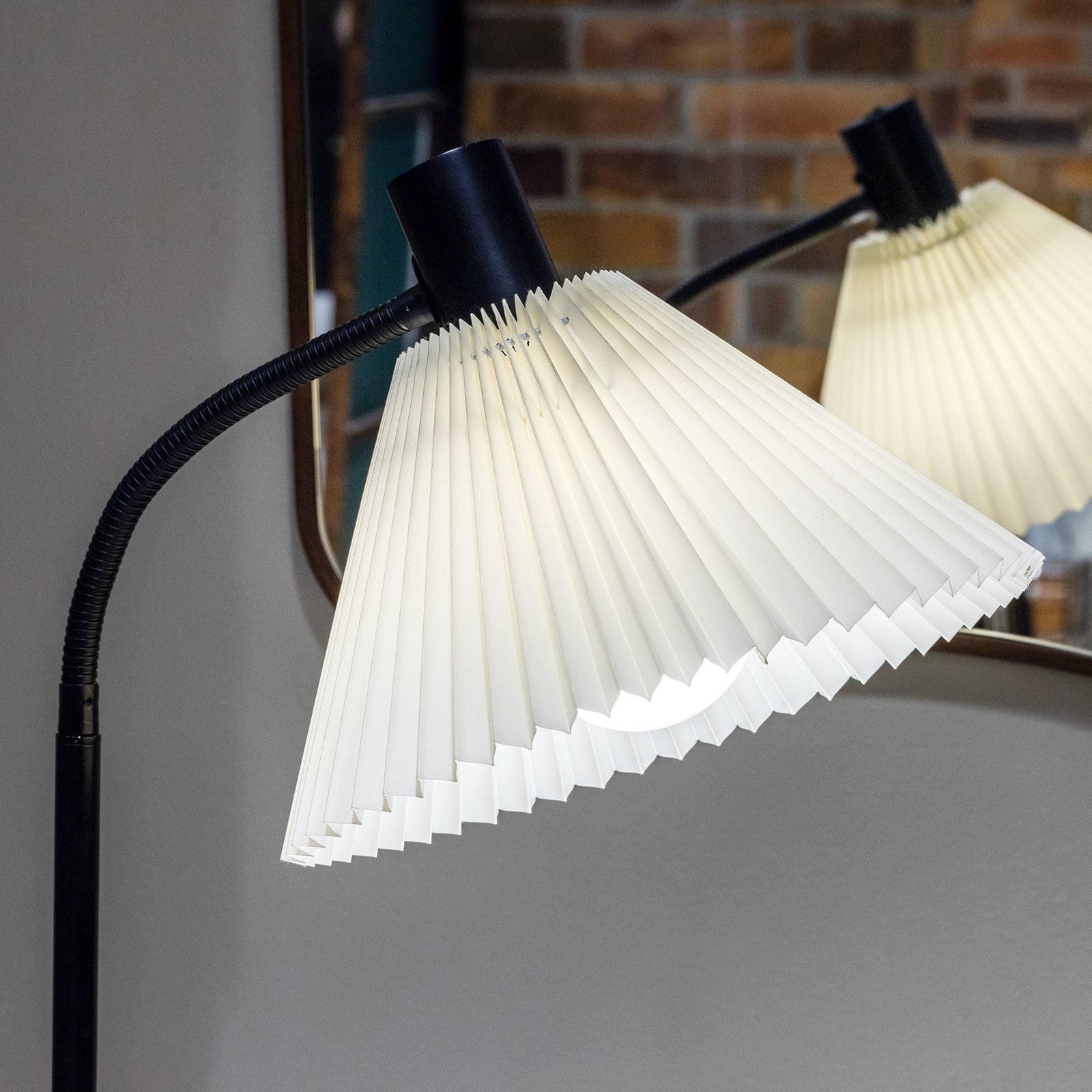Mira Golvlampa Svart/Off-White - Markslöjd