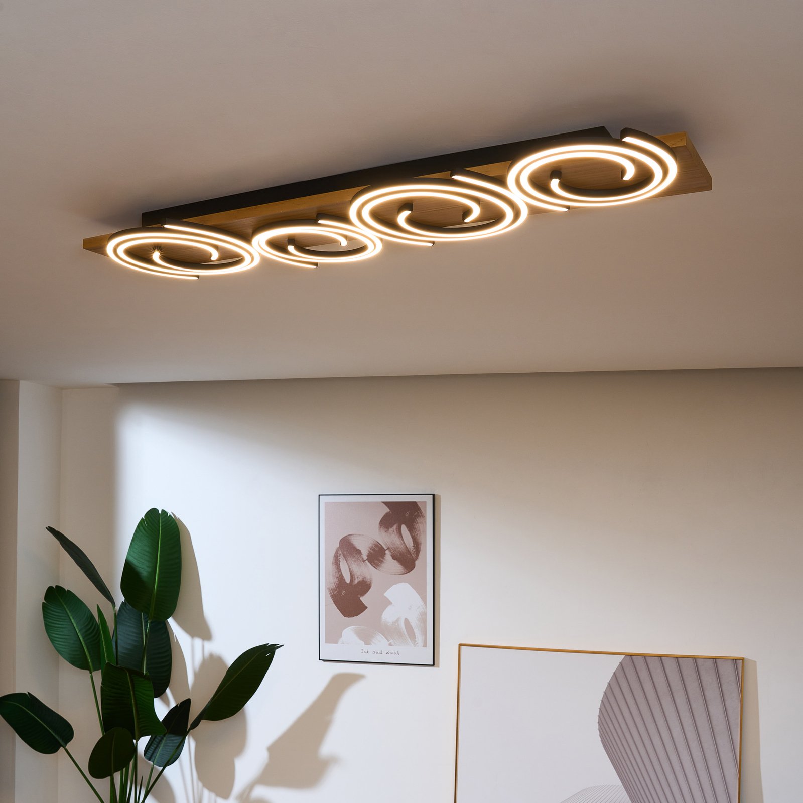 Stropné svietidlo LED Rifia, hnedá farba, dĺžka 115 cm, 4 svetlá, drevo