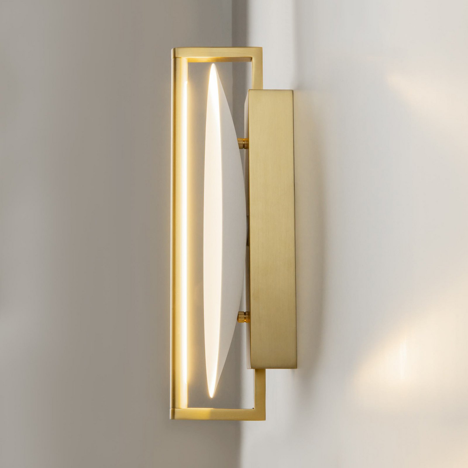 Maytoni Mira LED wall lamp, gold/white, height 30 cm, metal