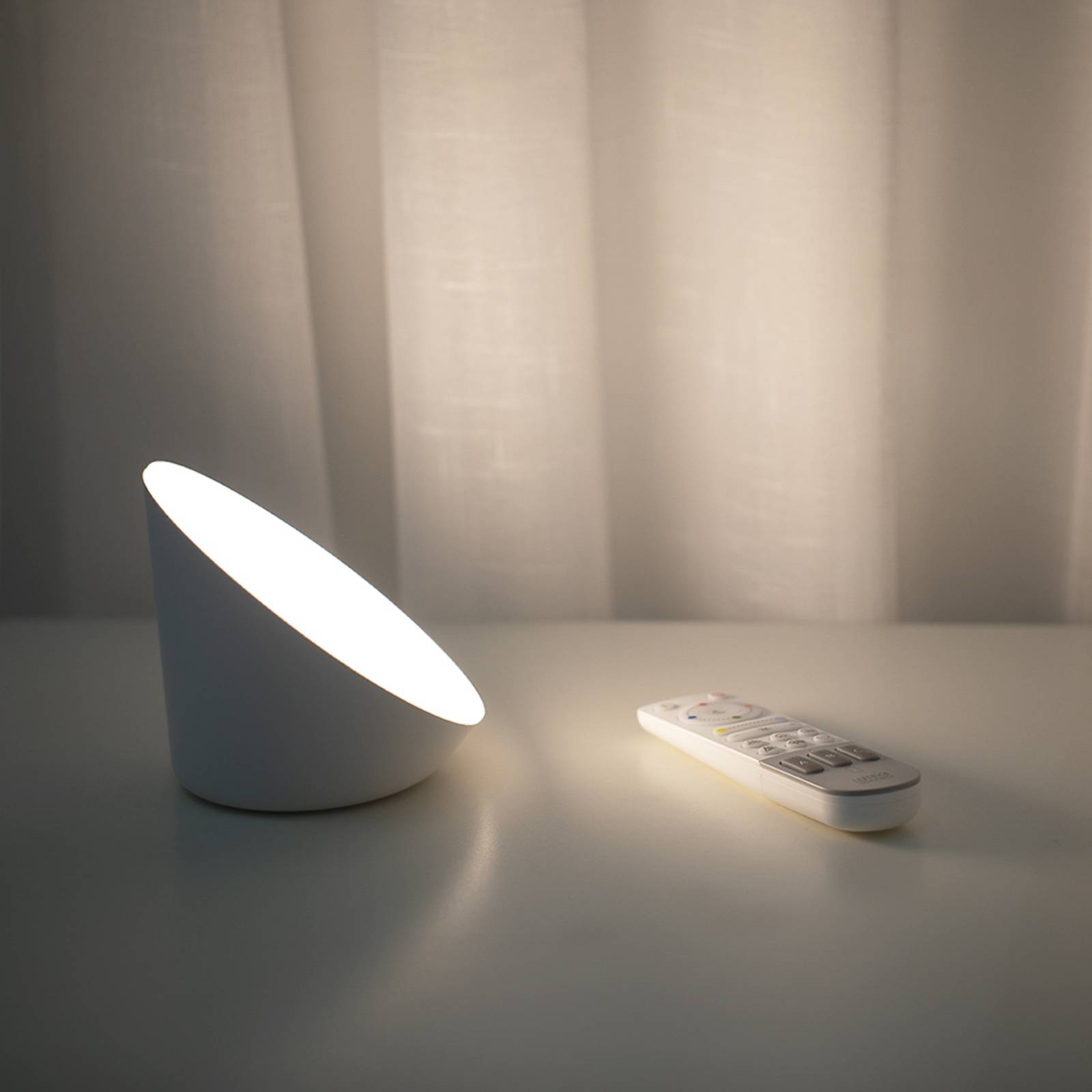 LED-bordslampa Piala med RGBW-färgändring