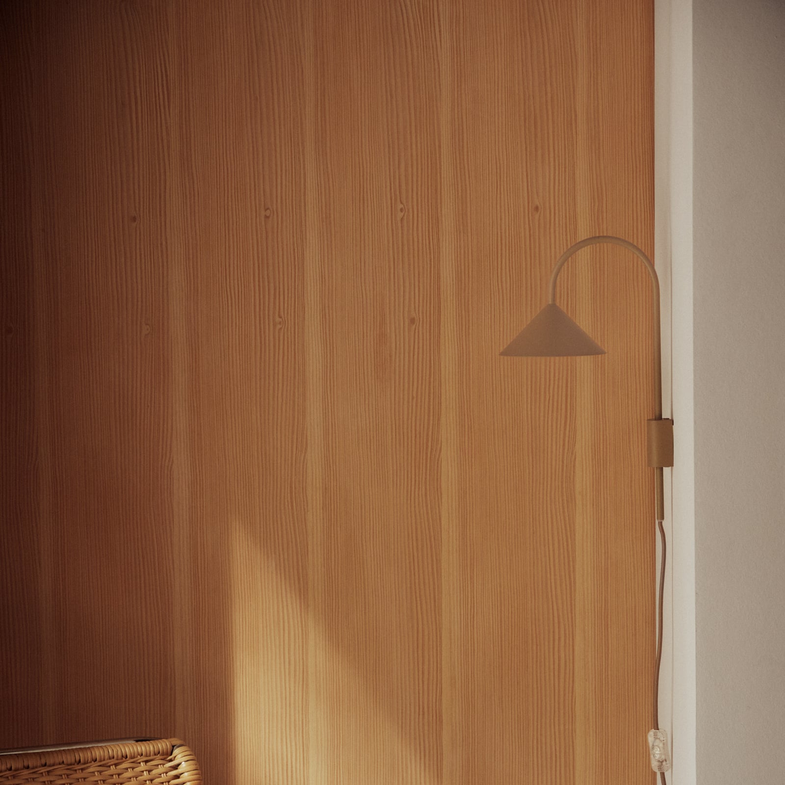 FRANDSEN sienas lampa „Grasp“, smilšpelēka, 40 cm, ar spraudni FRANDSEN sienas lampa „Grasp“, smilšpelēka, 40 cm, ar spraudni