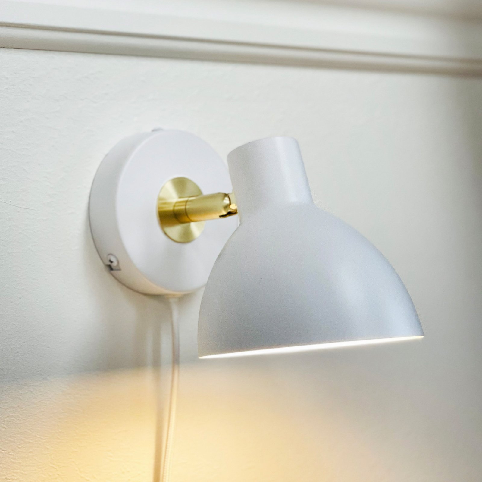 Dyberg Larsen Lilje wall lamp, white, Ø 16 cm, metal