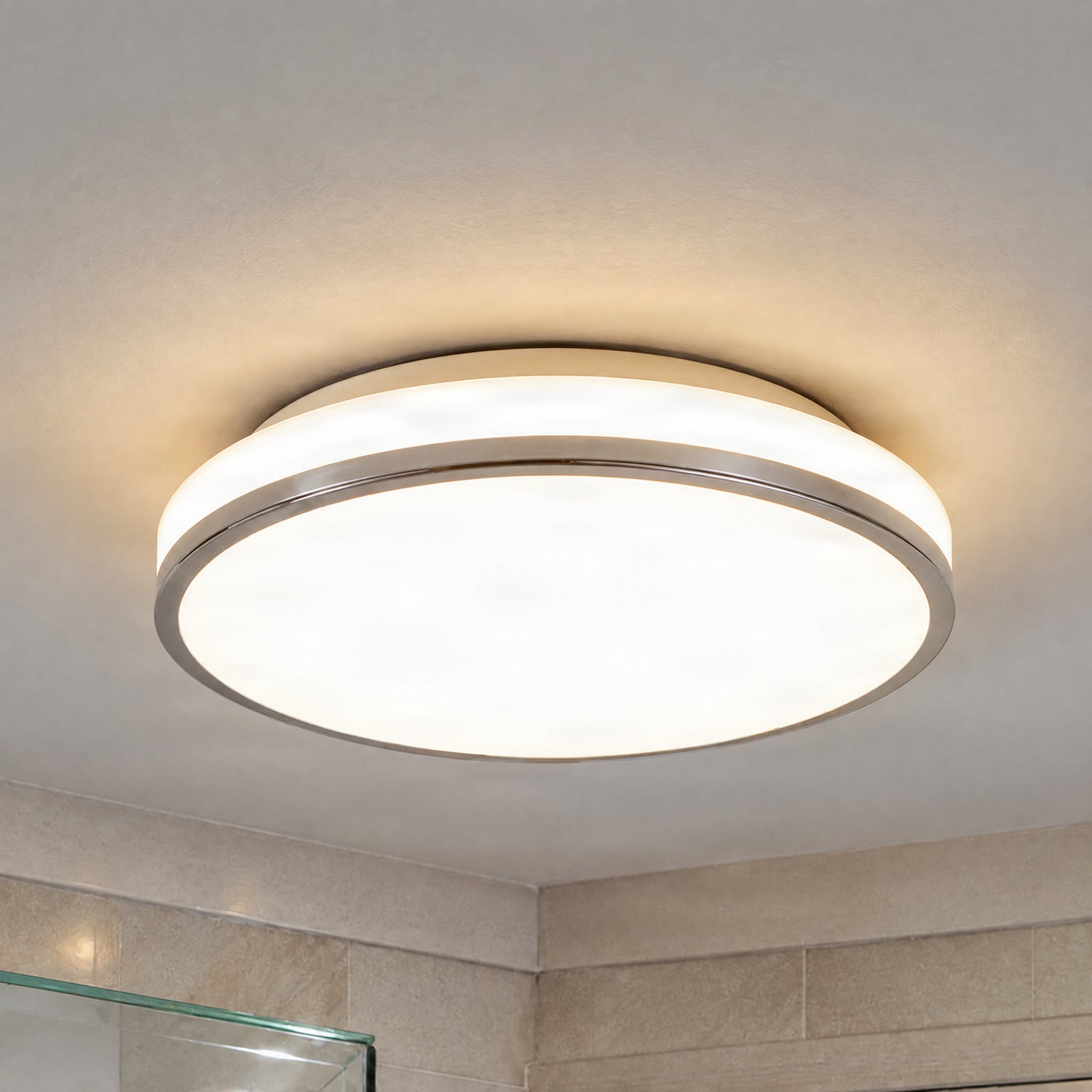 Lyss Round LED-taklampa IP44 &Oslash;34 krom - Lindby - Badrum - Modern - Glas - Rund
