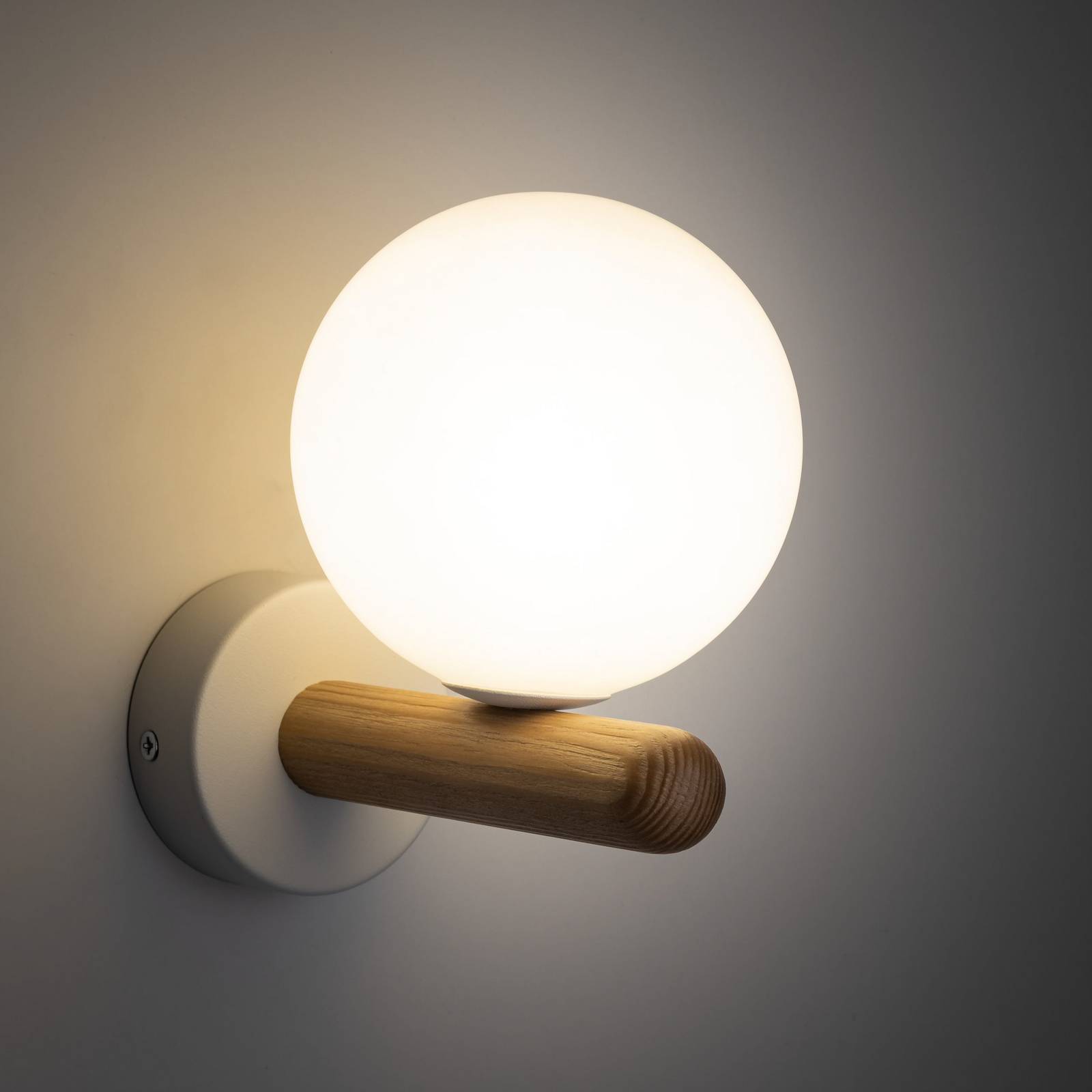 Wandleuchte Estera, weiß/holzfarben, Glas, Ø 12 cm, G9 günstig online kaufen
