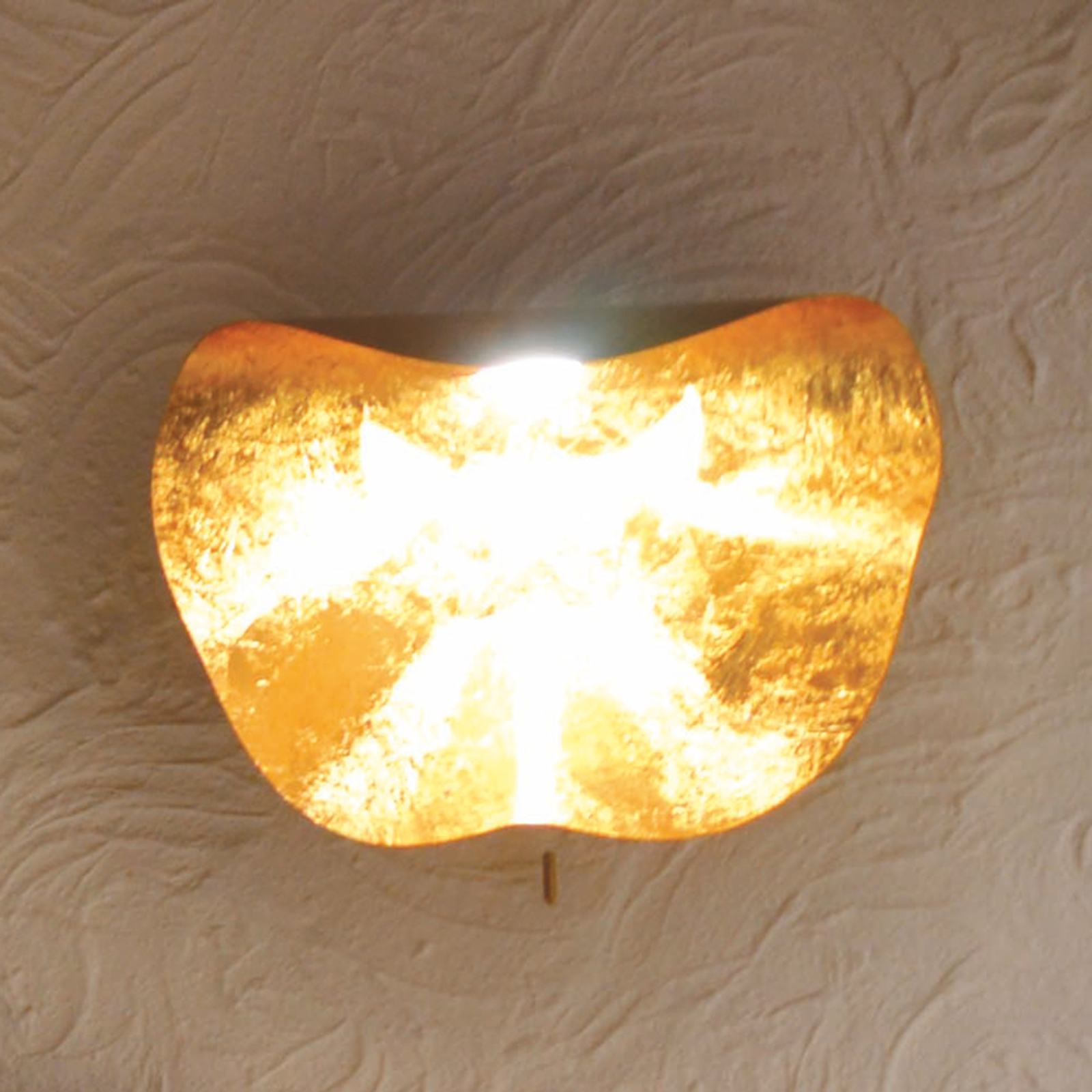 Handbearbetad LED-vägglampa Non So 40 cm, guld