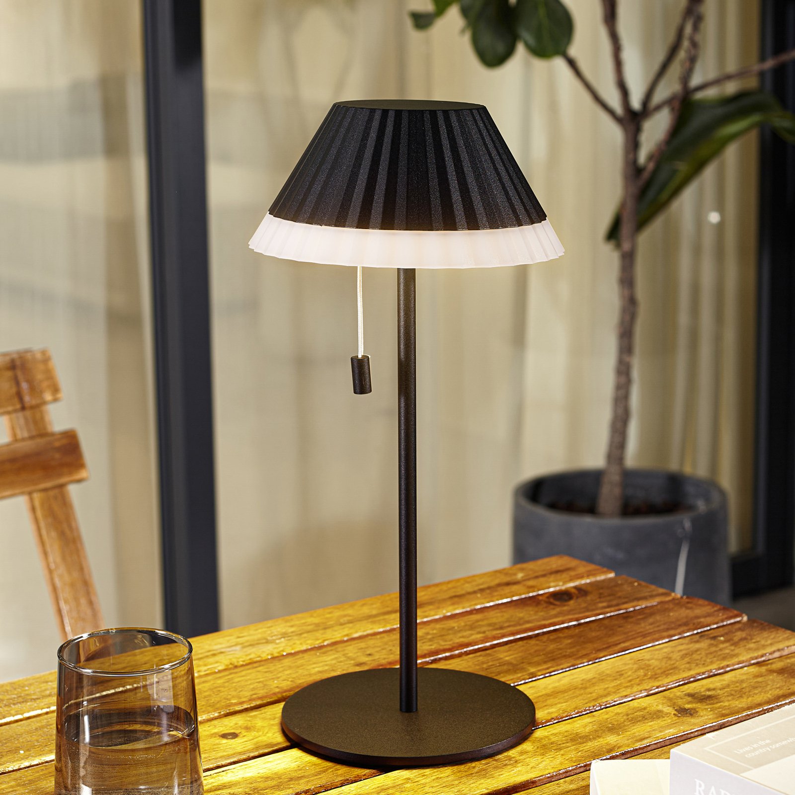 Lindby lampe de table LED rechargeable Ilvi, noir, aluminium, Ø 17,5 cm