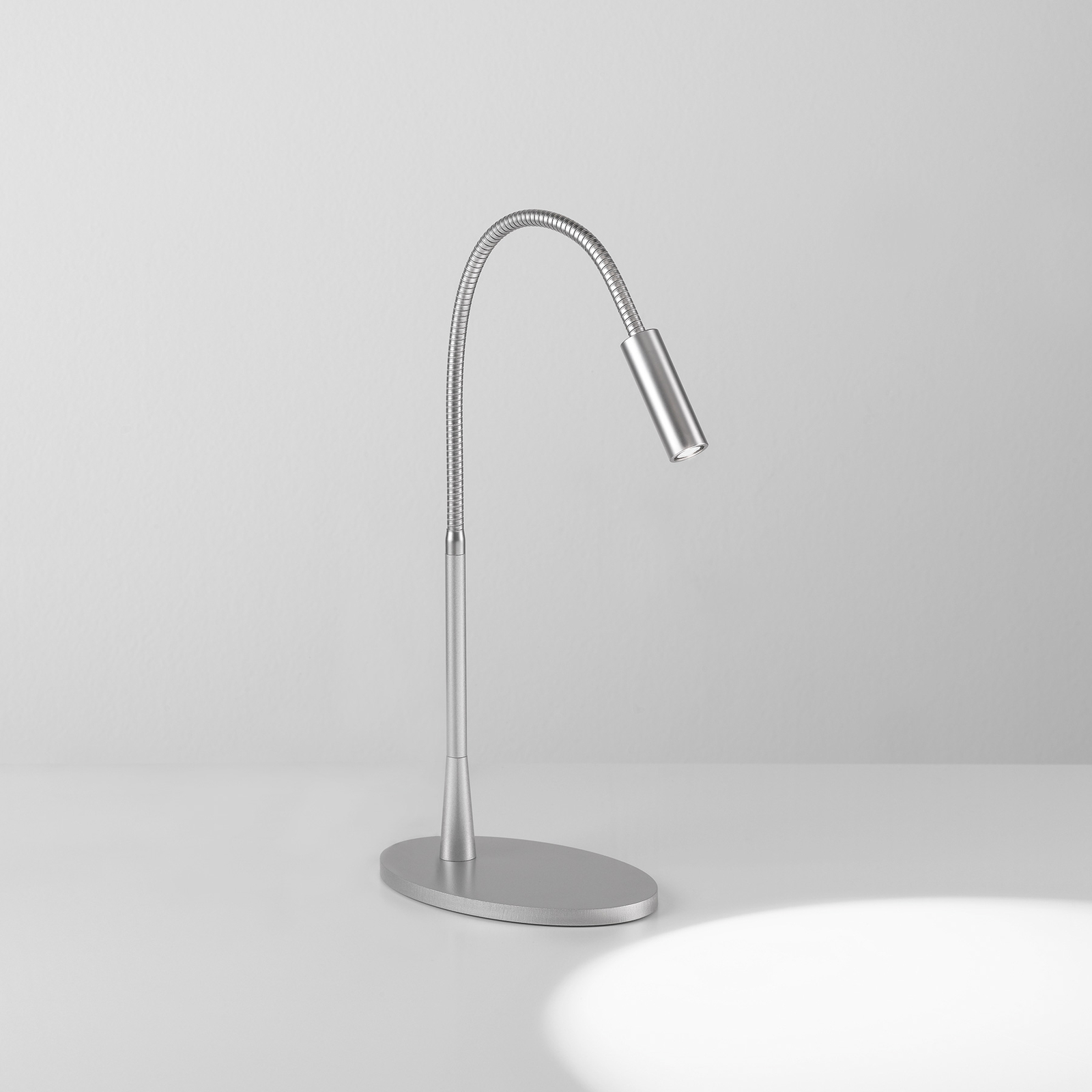 Egger Zooom LED galda lampa ar elastīgu roku, platīna krāsā