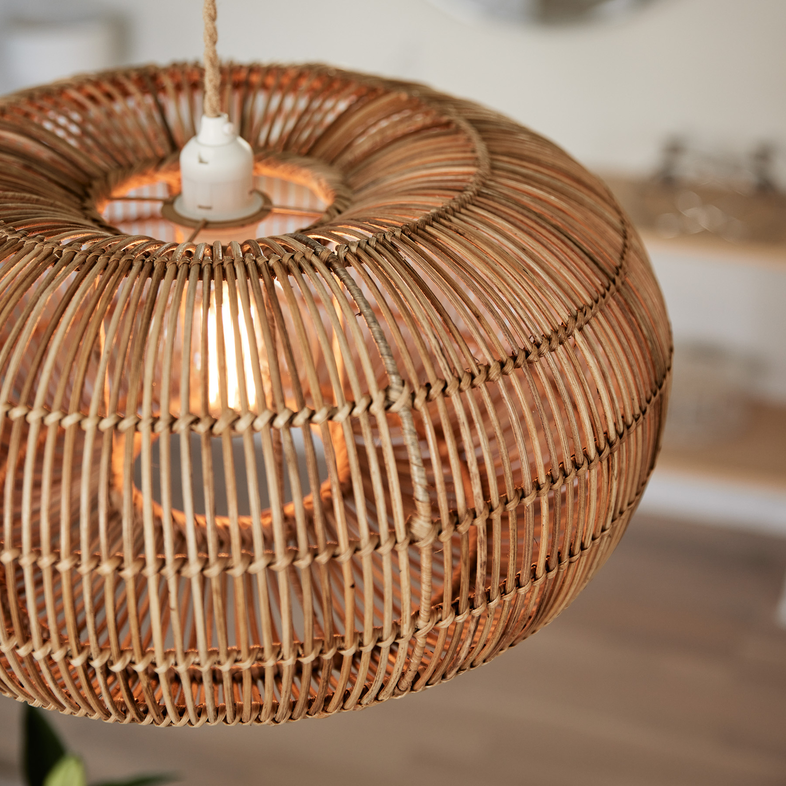 PR Home "Zuri" pakabinamas šviestuvas iš rotango, Ø 51 cm