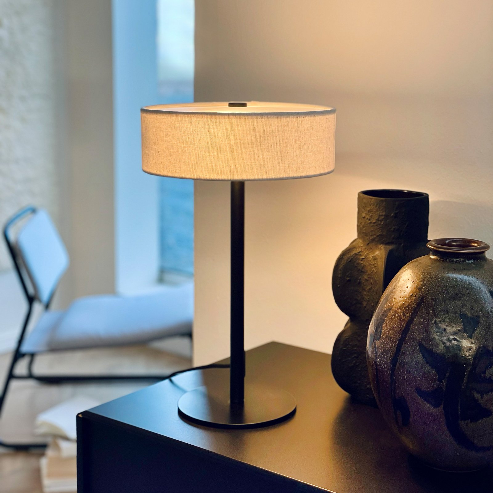 Dyberg Larsen Επιτραπέζια λάμπα Calix, μαύρο/φυσικό χρώμα, 40 cm