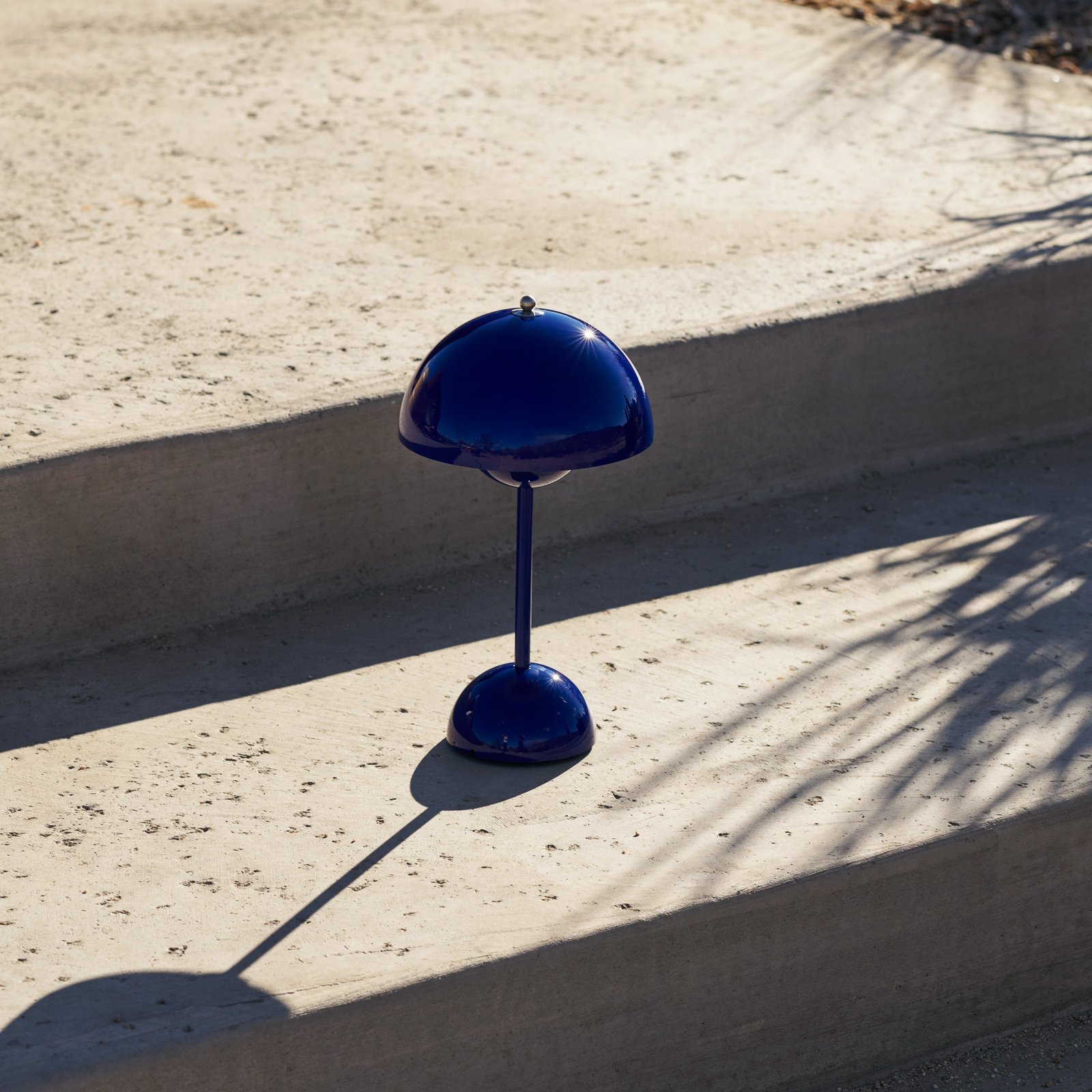 &Tradition LED-uppladdningsbar bordslampa Flowerpot VP9, koboltblå