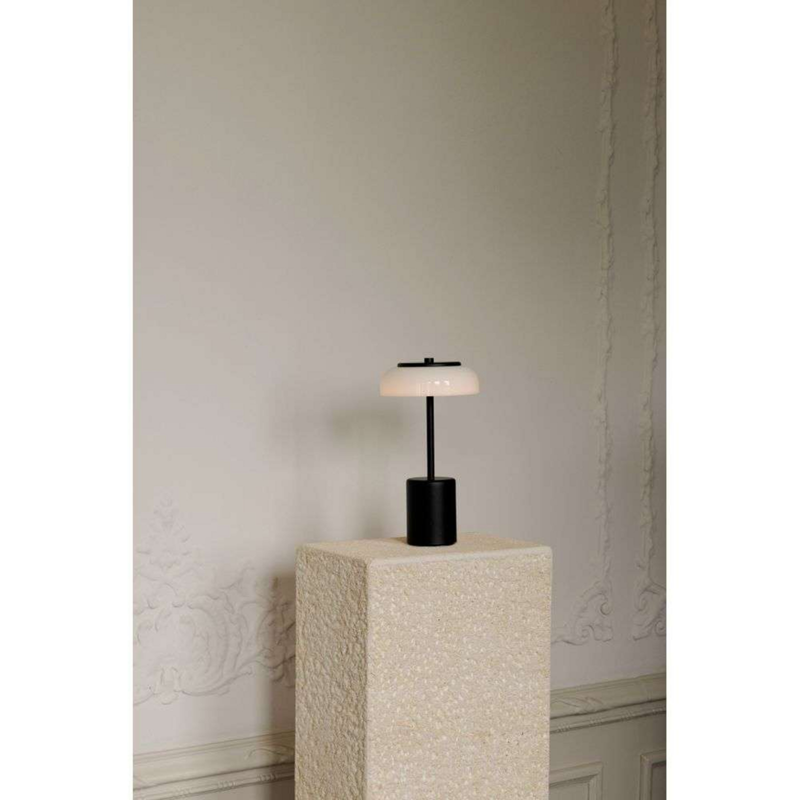 Nuura LED tölthető asztali világítás Blossi, magasság 26 cm, fekete/opál