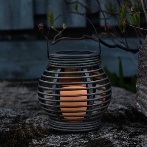 Braune Solar-Leuchte Lantern in Rattanoptik m. LED