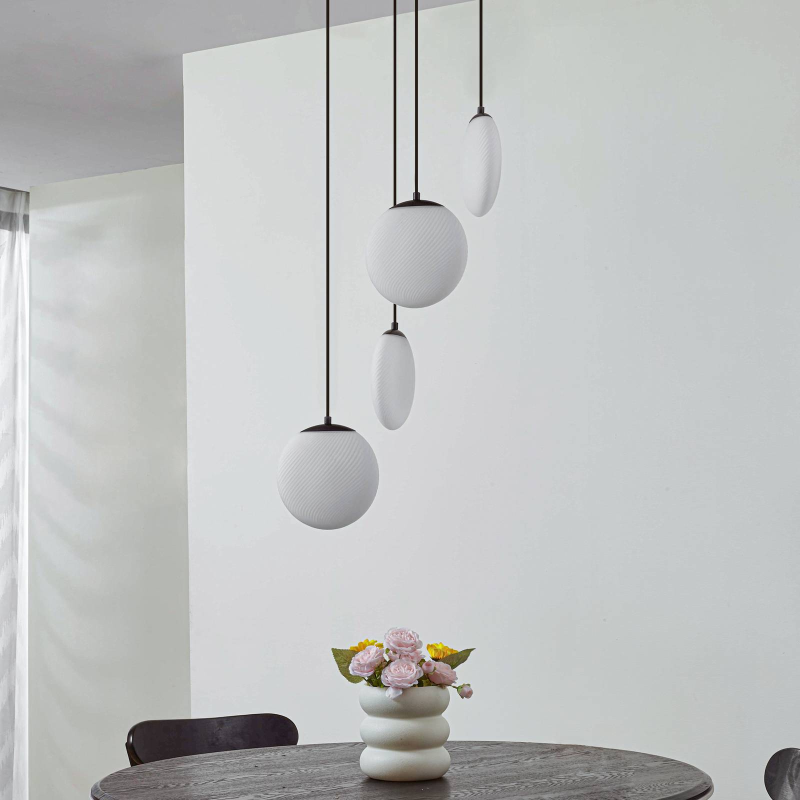 Lampa wisząca Lucande Lunelle, biały/czarny, szkło, 4-punktowa, Ø 40 cm