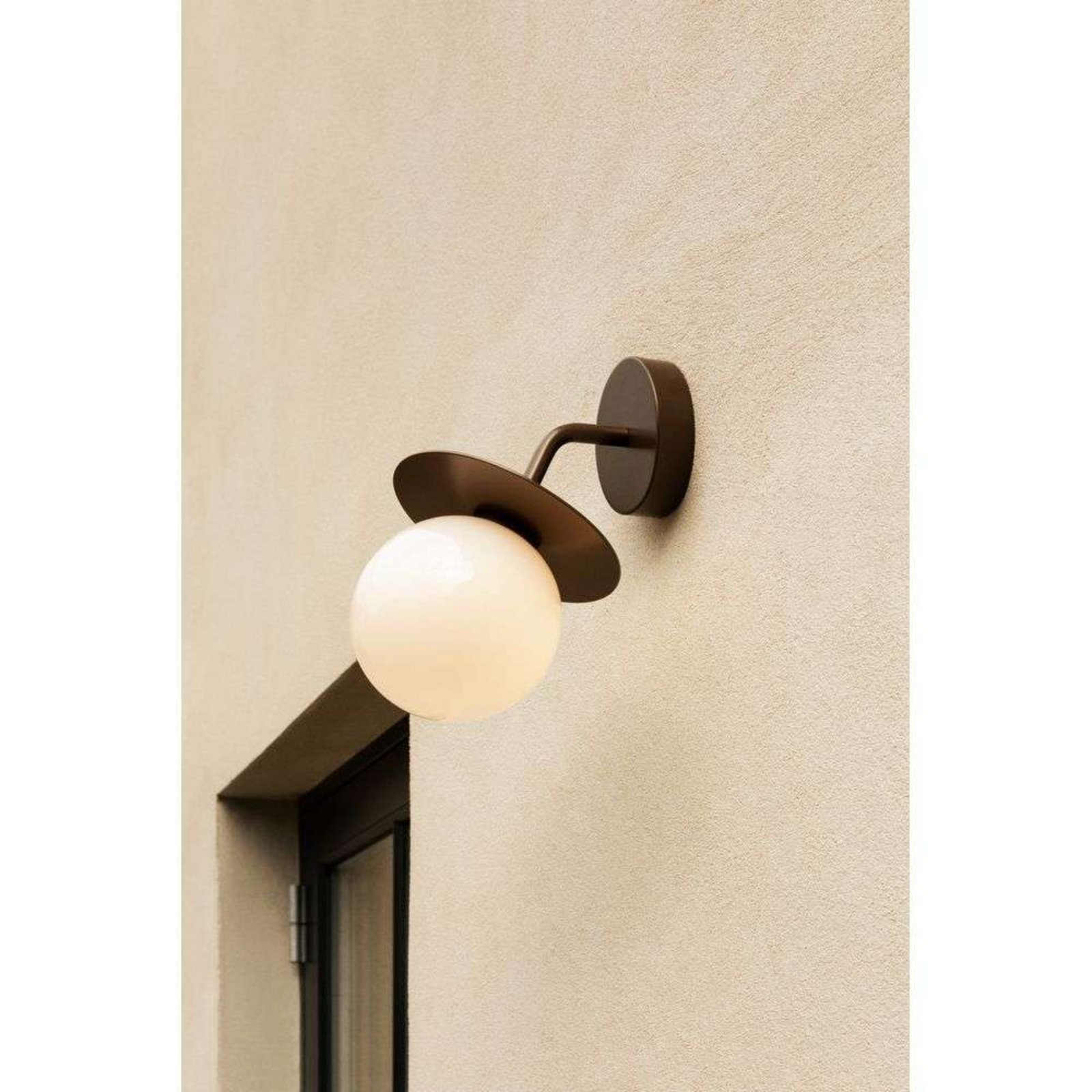 Nuura buitenwandlamp Liila, breedte 16 cm, brons/opaal
