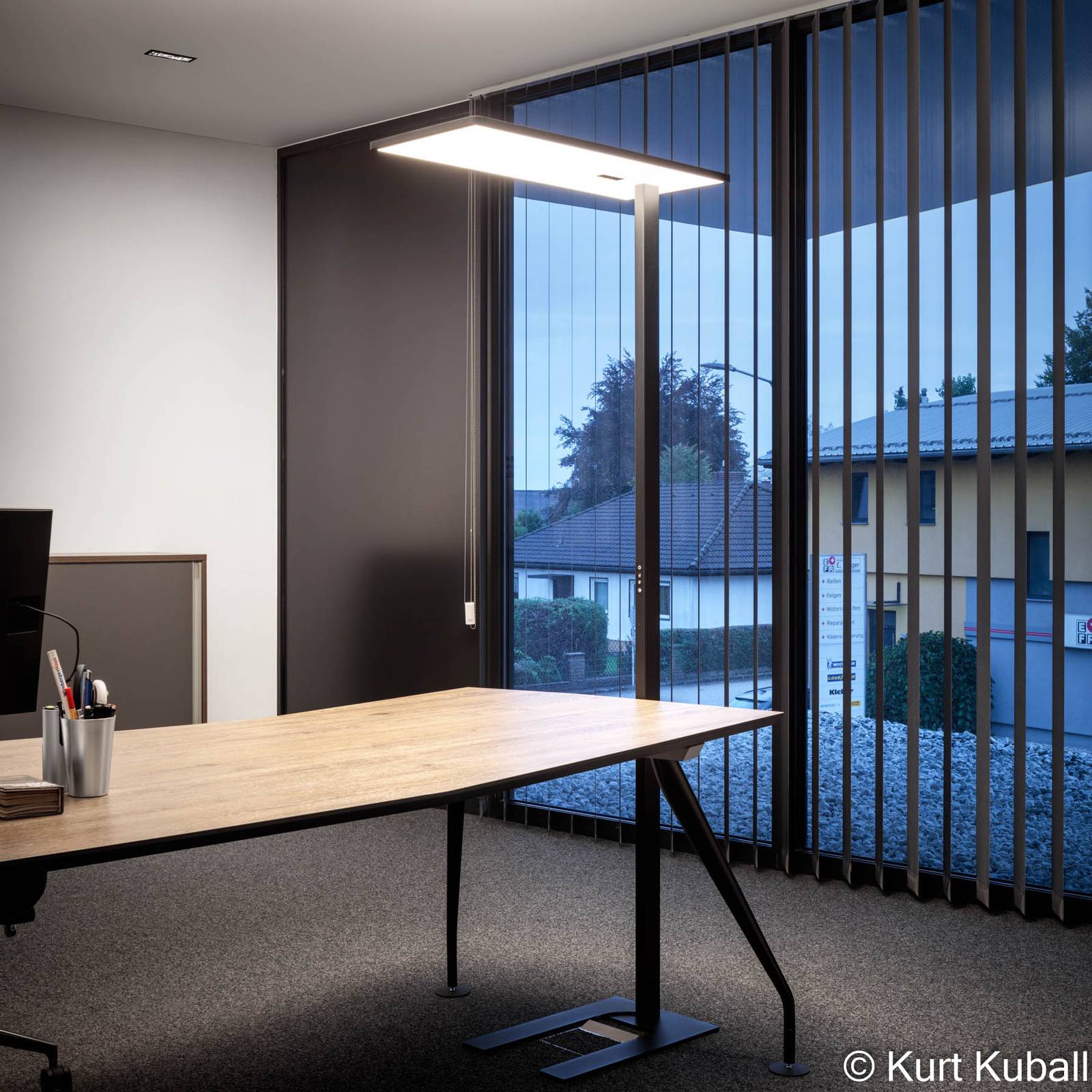 XAL LED-Büro-Stehlampe Task, schwarz, Sensor 940 symmetrisch günstig online kaufen