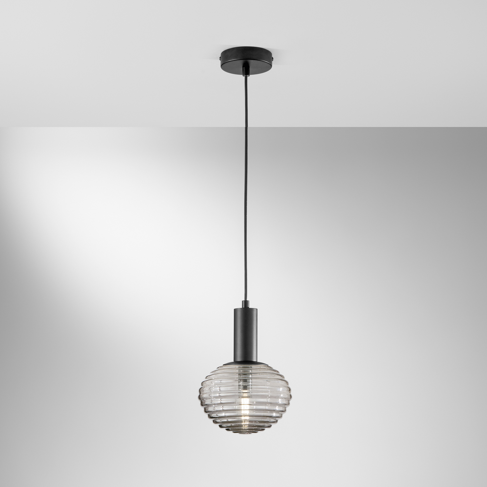Lampă suspendată Ripple, negru/gri fumuriu, Ø 18 cm