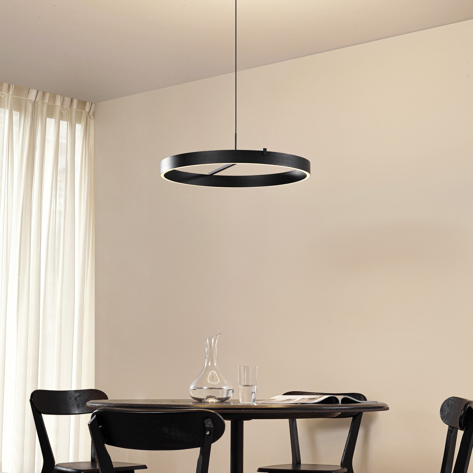 Lucande LED piekaramā lampa Rovan, Ø 60 cm, melna, CCT, dimmerējama