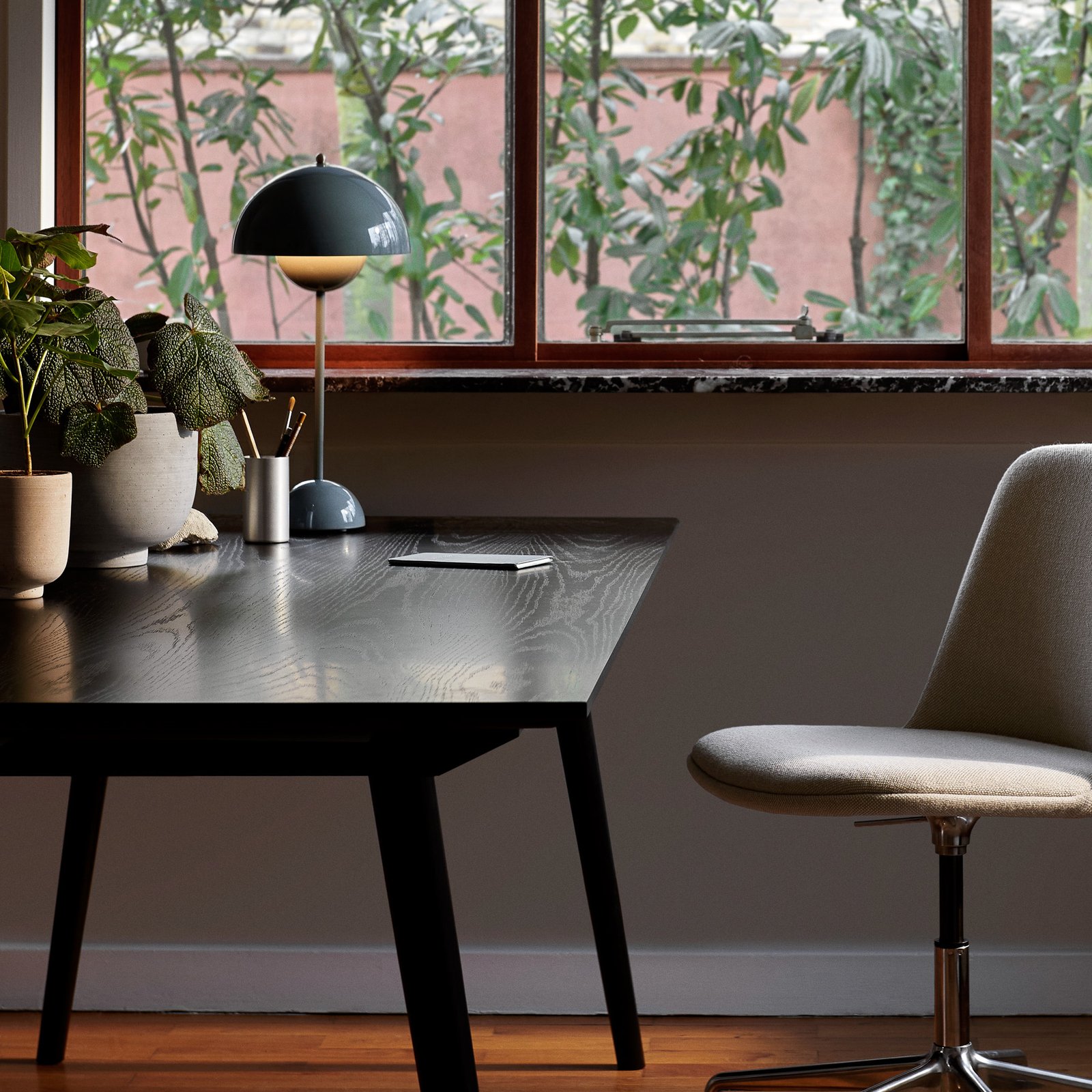 Stolová lampa Flowerpot VP3 Stone Blue - &Tradition Stolová lampa Flowerpot VP3 Stone Blue - &Tradition