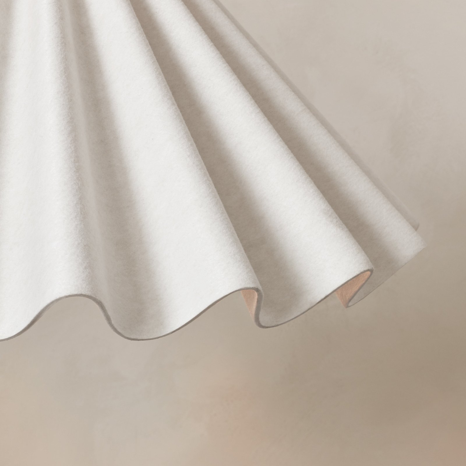 Dancing Taklampa Ø65 Off-White - Audo Copenhagen