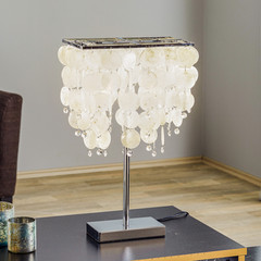 Lámpara de mesa Makani, cromada, con decoración de conchas