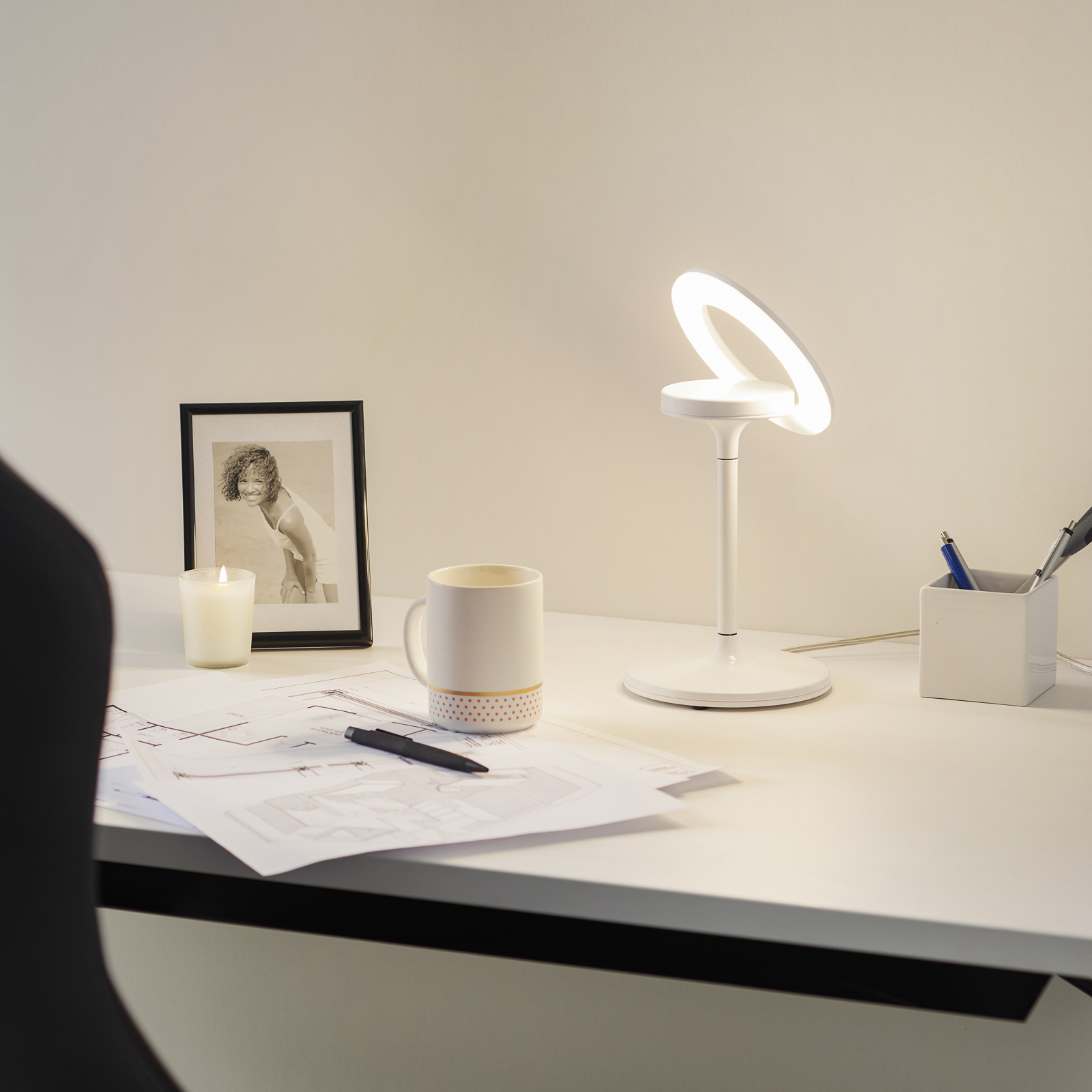 Lampada LED da tavolo Filigree orientabile, bianco