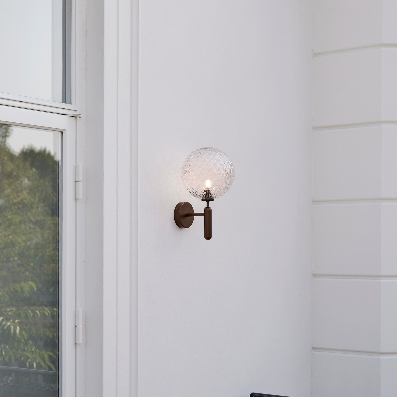 Nuura udendørs væglampe Miira, bronze/klar, Ø 20 cm - Nuura