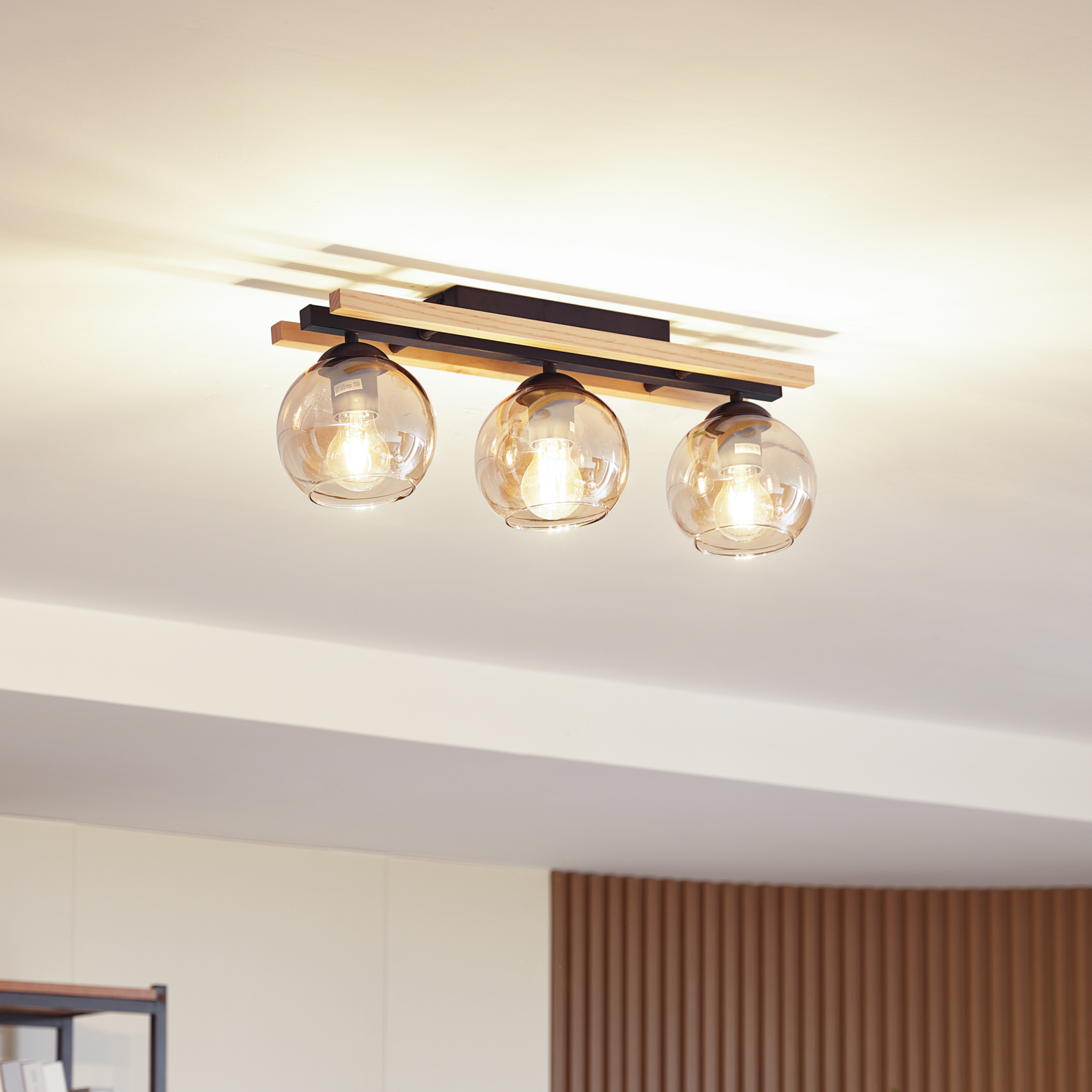 Lindby plafonnier Enrique, ambre, 3 lampes, verre, bois, E27