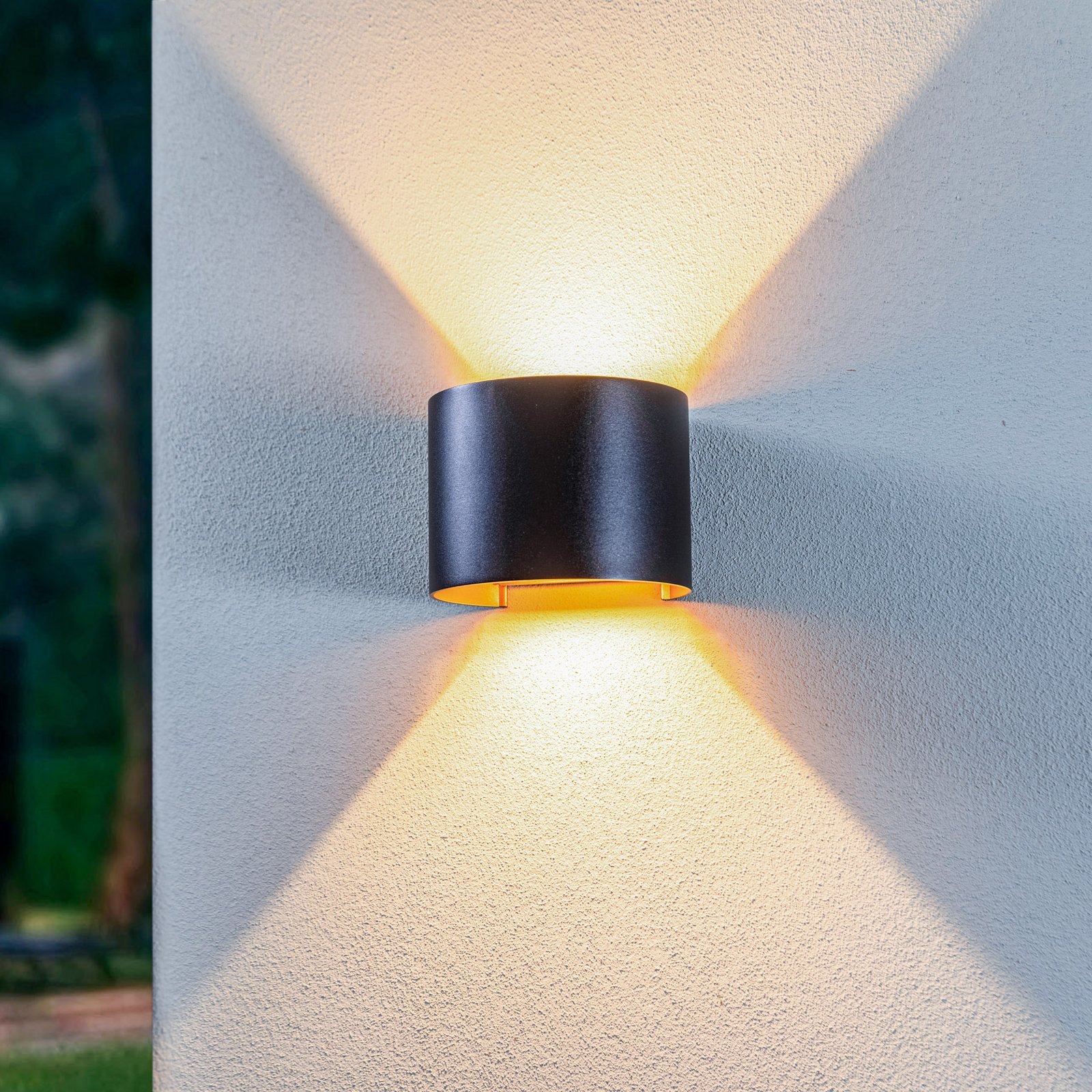 Lindby LED outdoor wall light Nivar, round, black/gold-coloured