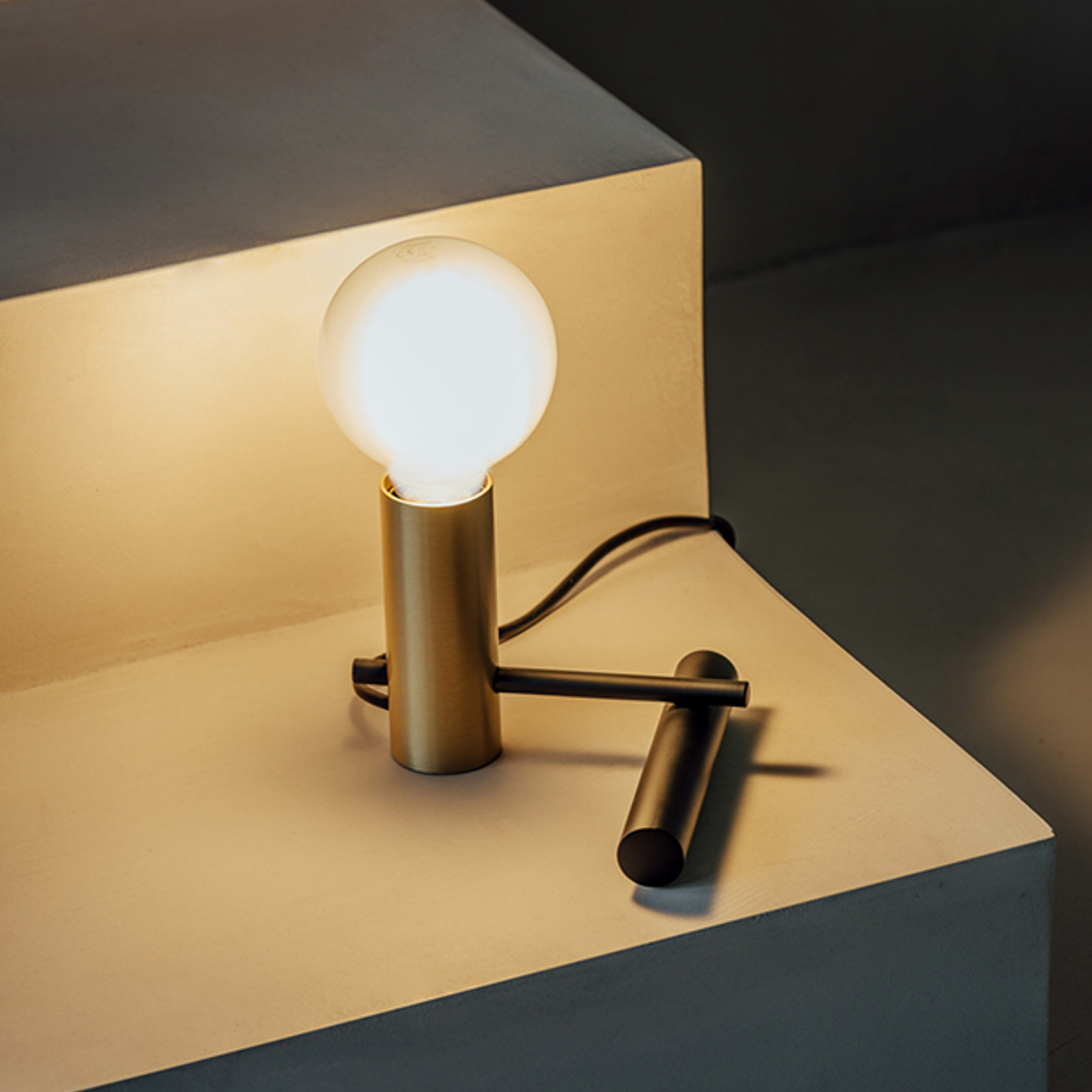 LEDS-C4 Nude Tiny bordlampe E27 guld/sort
