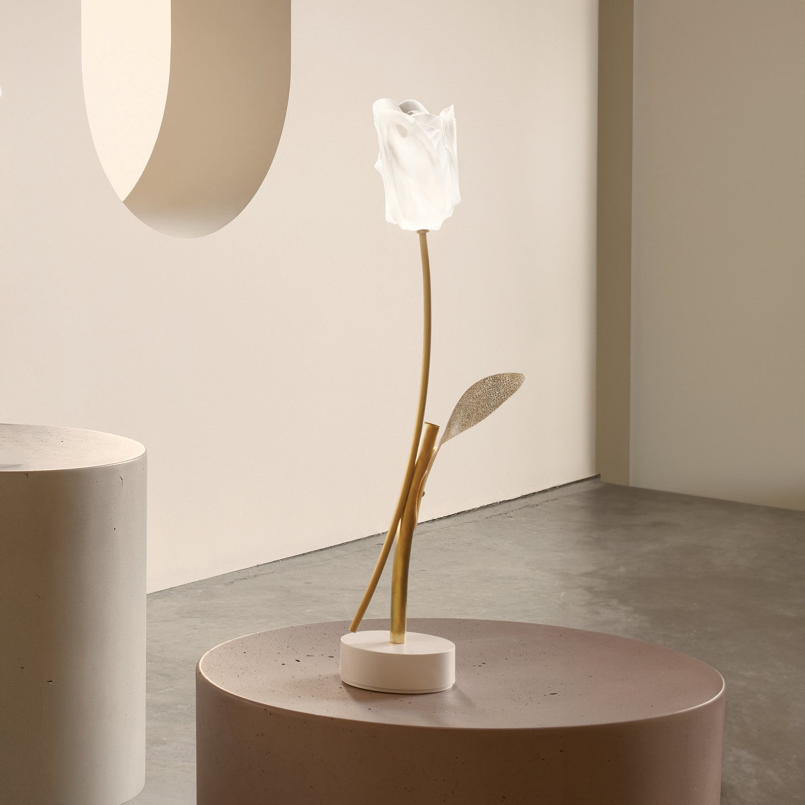Nabíjecí stolní lampa Slamp LED Tulip, bílý podstavec