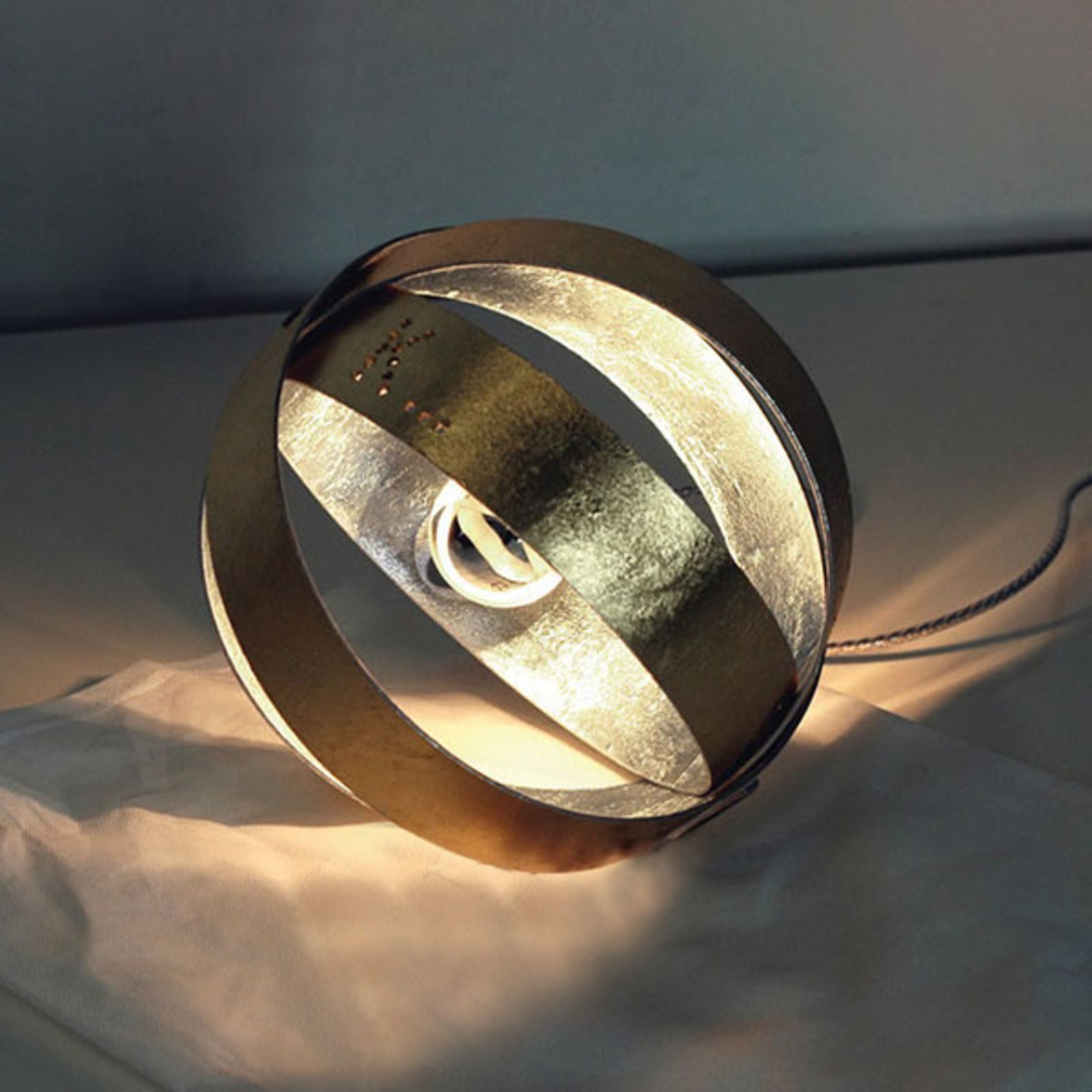 Mała nowoczesna lampa stołowa LED Ecliptika