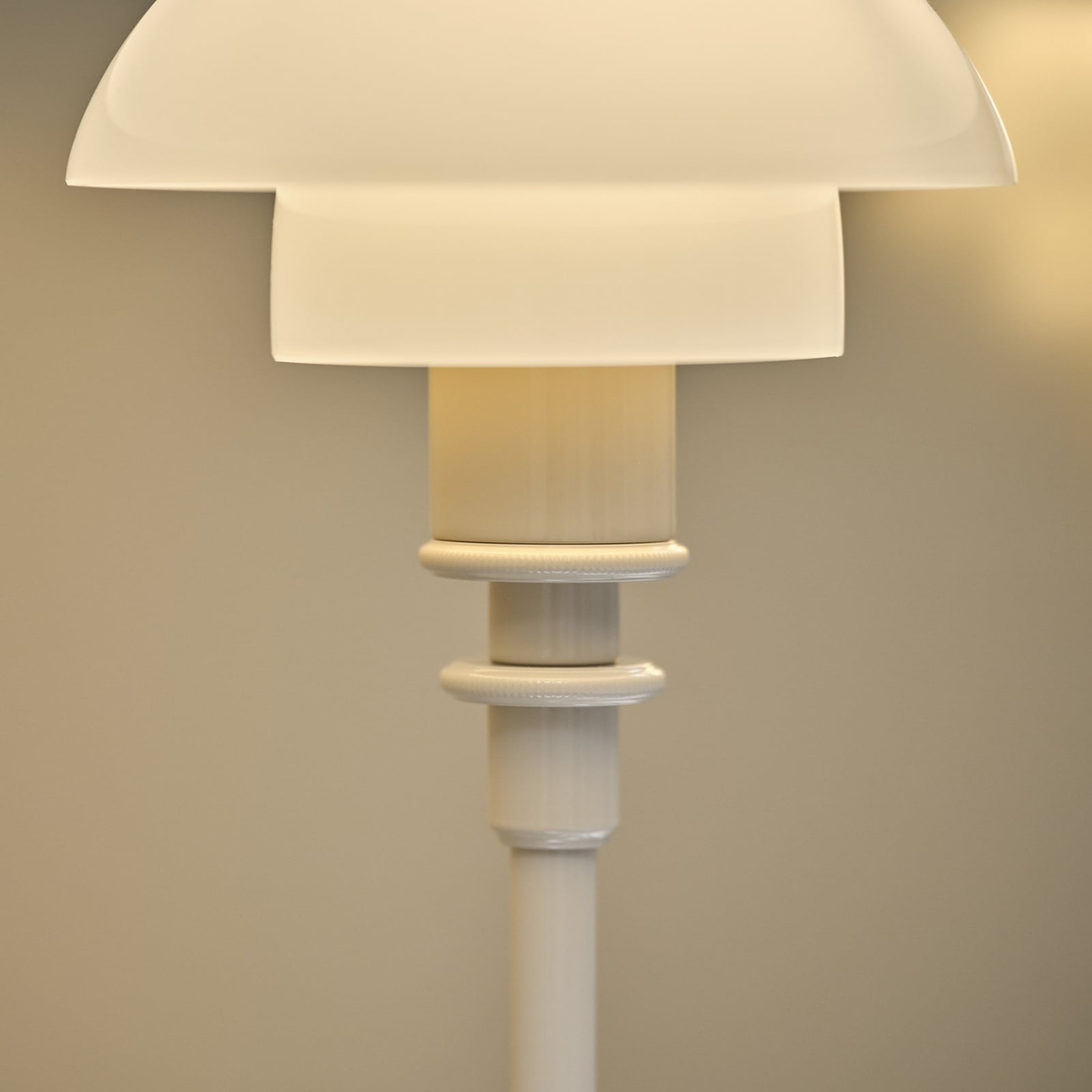 PH 2/1 pöytälamppu, kiiltävä beige, Ø 20 cm – Louis Poulsen PH 2/1 pöytälamppu, kiiltävä beige, Ø 20 cm – Louis Poulsen