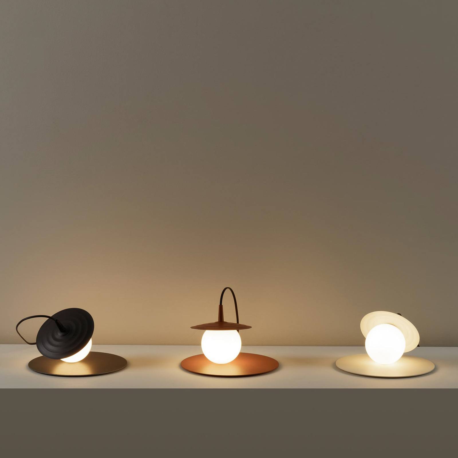 Milan Symphony galda lampa bez rāmja minkas krāsā