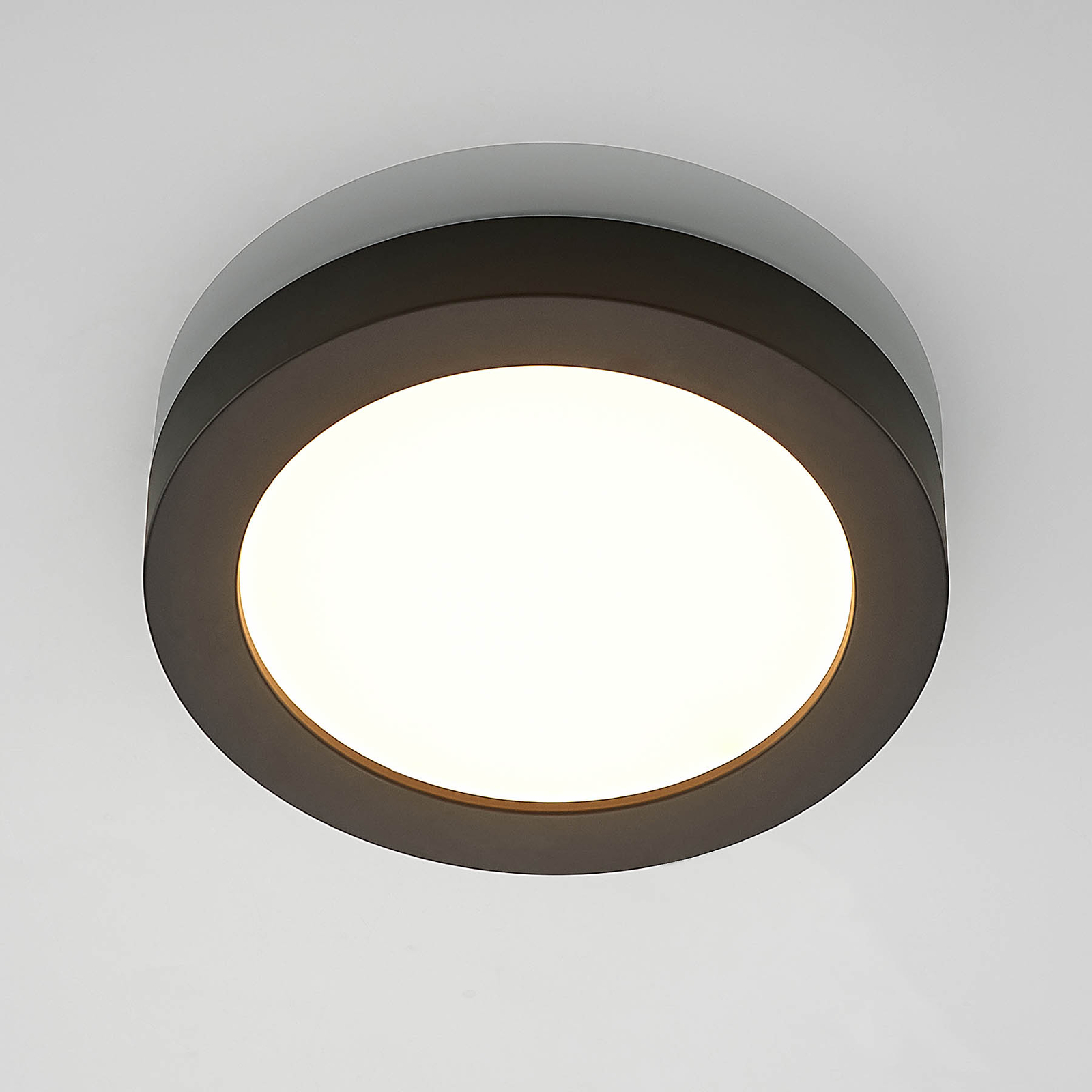 Prios Finto LED-taklampe, IP44, CCT, 24,5 cm