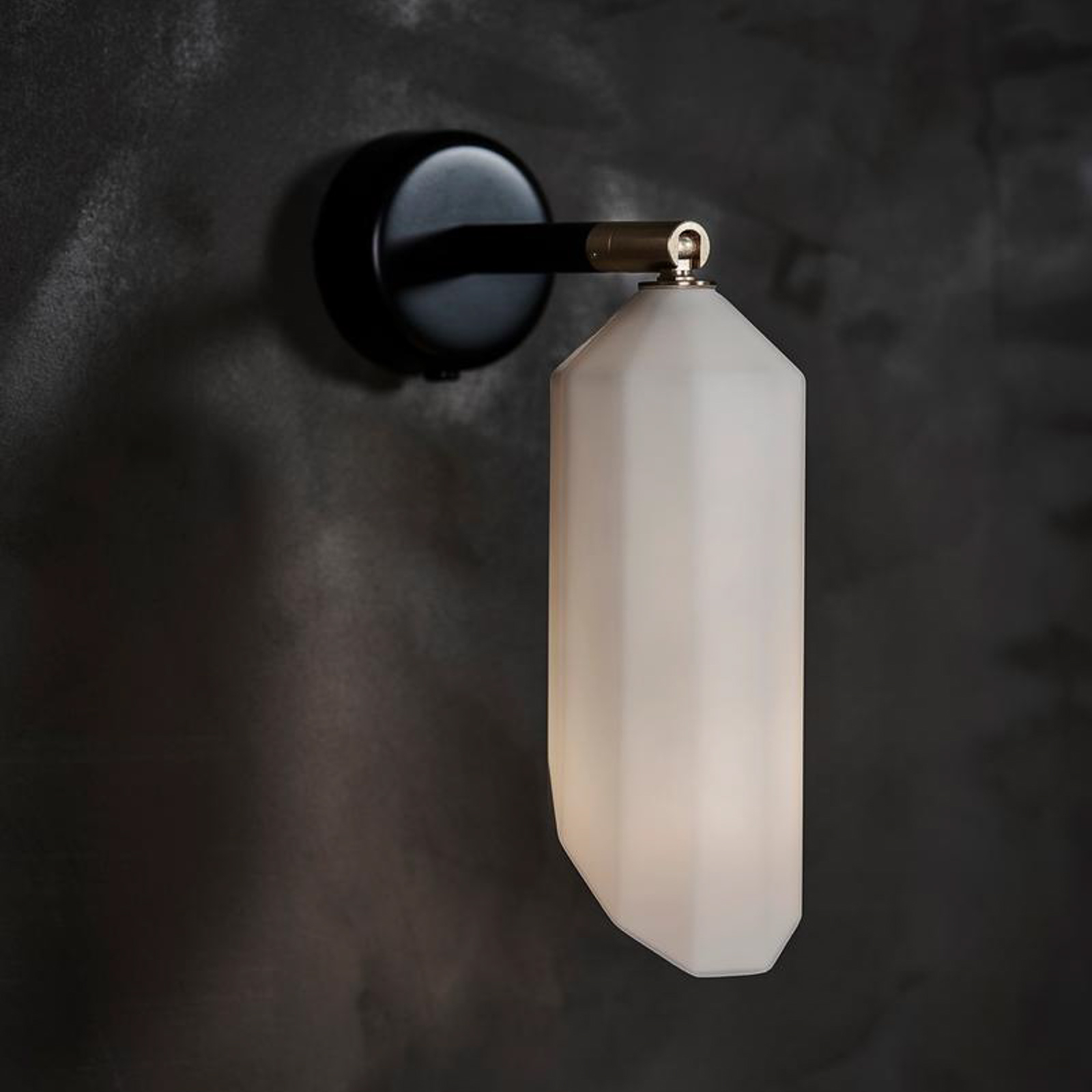 LE KLINT Pliverre vegglampe med opal glass-skjerm