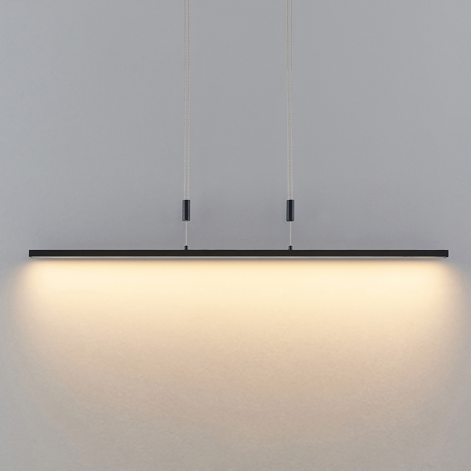 Lindby Arneja LED závěsné svítidlo, černé, CCT, výškově nastavitelné