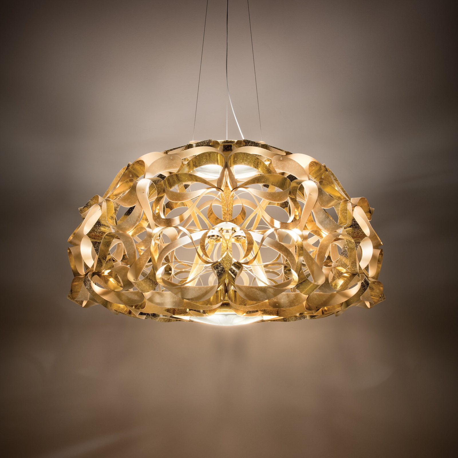 Závěsná lampa Slamp Quantica, zlatá barva, Ø 120 cm