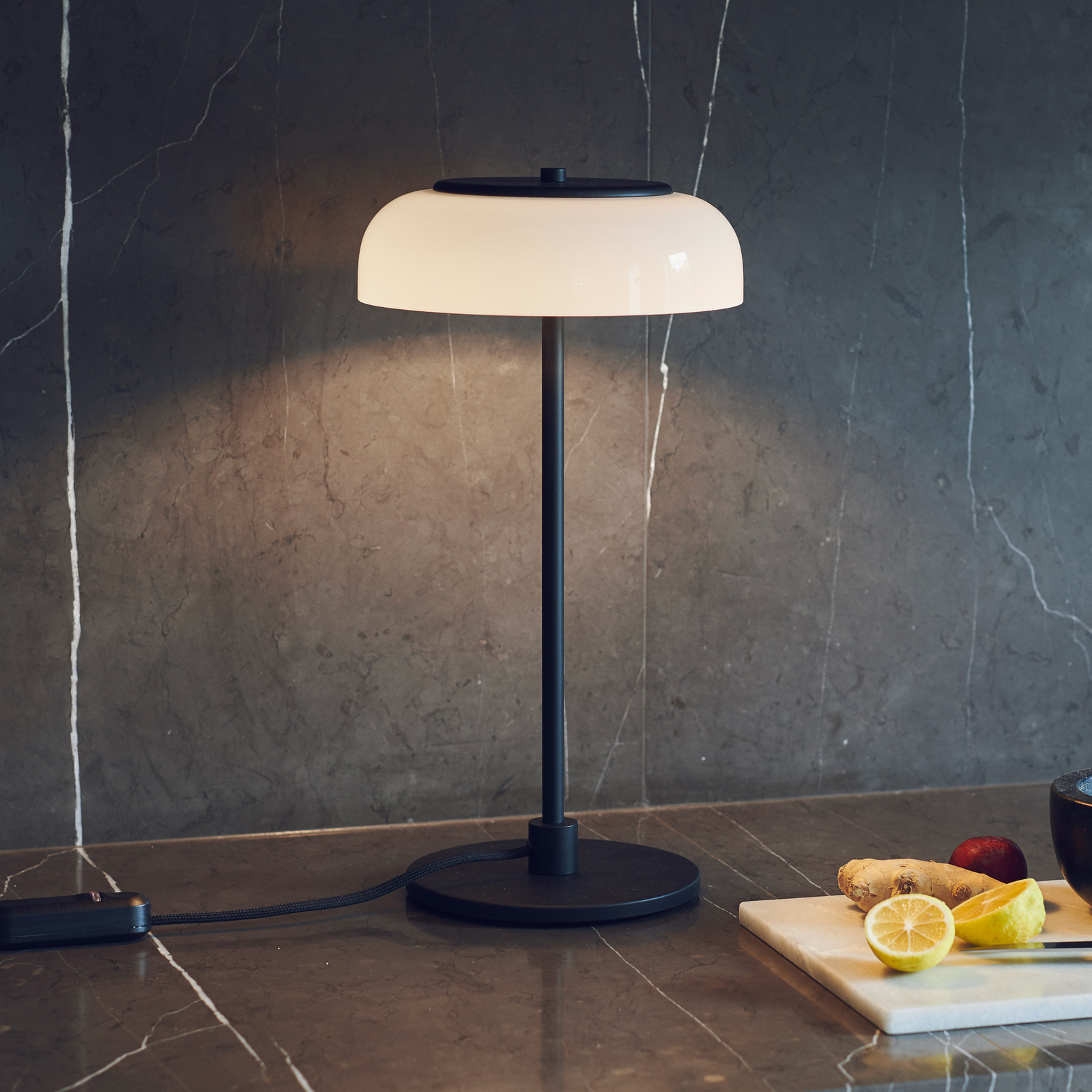 Nuura LED-laualamp Blossi, kõrgus 43 cm, must/opaalklaas