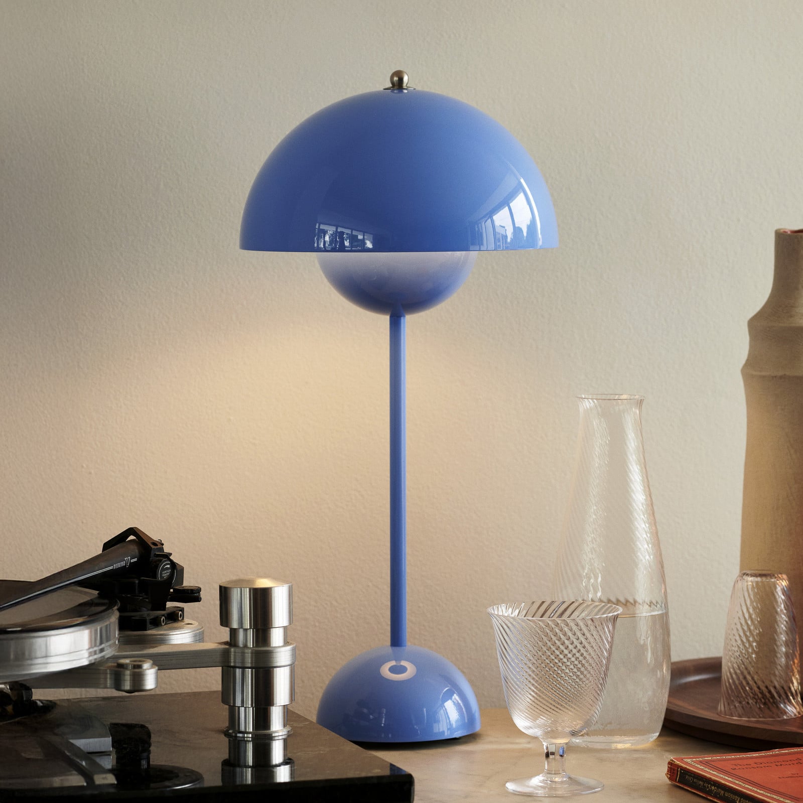 Flowerpot VP3 bordlampe lyseblå &Tradition - Stue - Design - Metal - Med én lyskilde