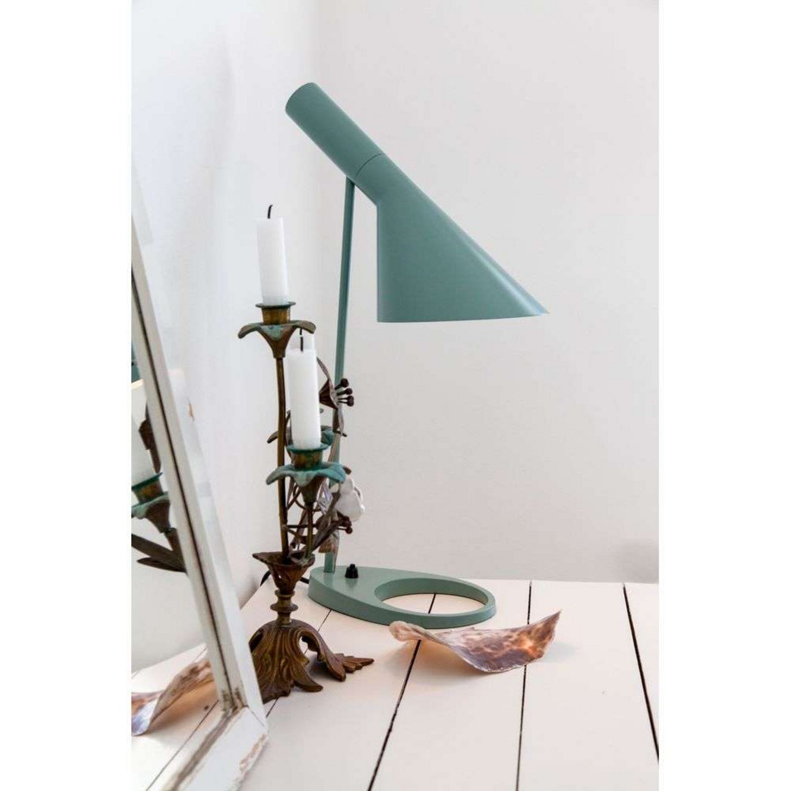 Louis Poulsen AJ - dizajnerska namizna svetilka, petrol