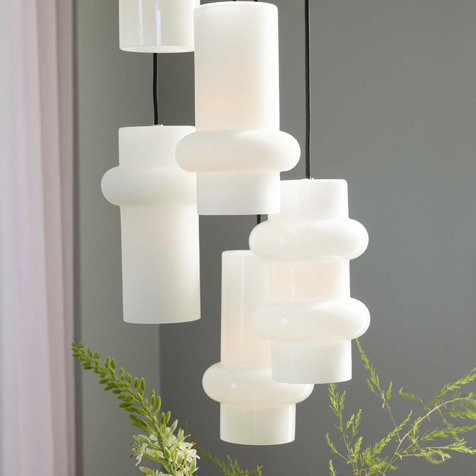 Pilule Down hänglampa, vit blank, Ø 15 cm – Hübsch