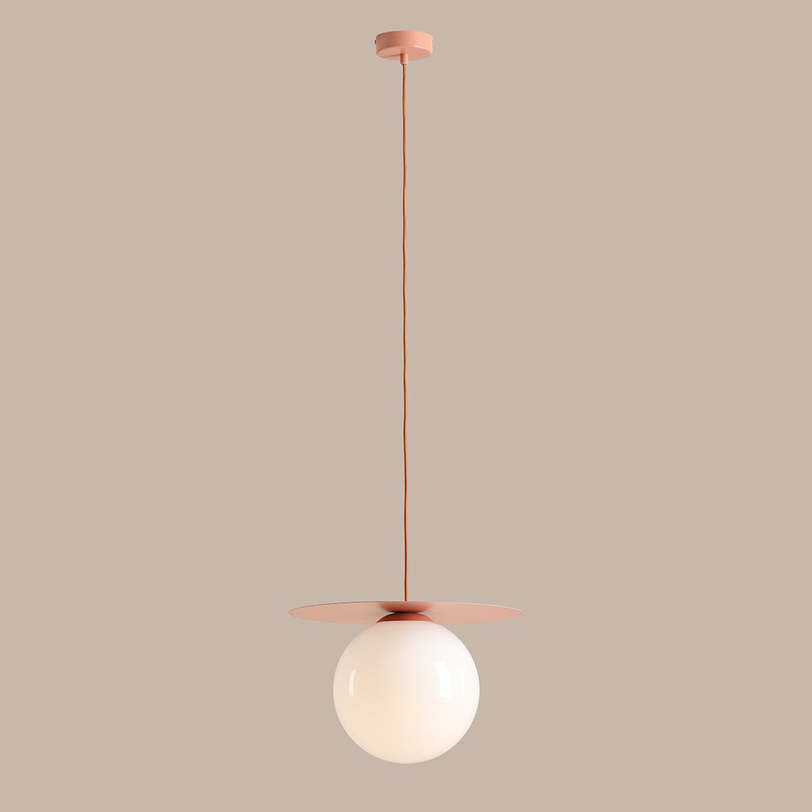 Viseća lampa Loop Coral L, koraljno crvena, staklena kugla opal, metal