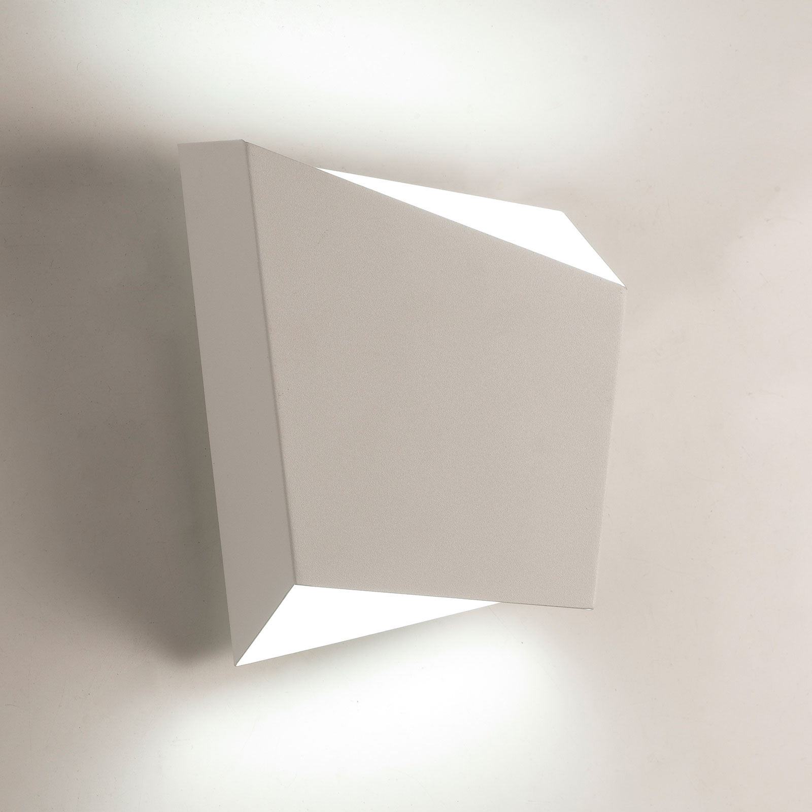 Asimetric wall light made of steel