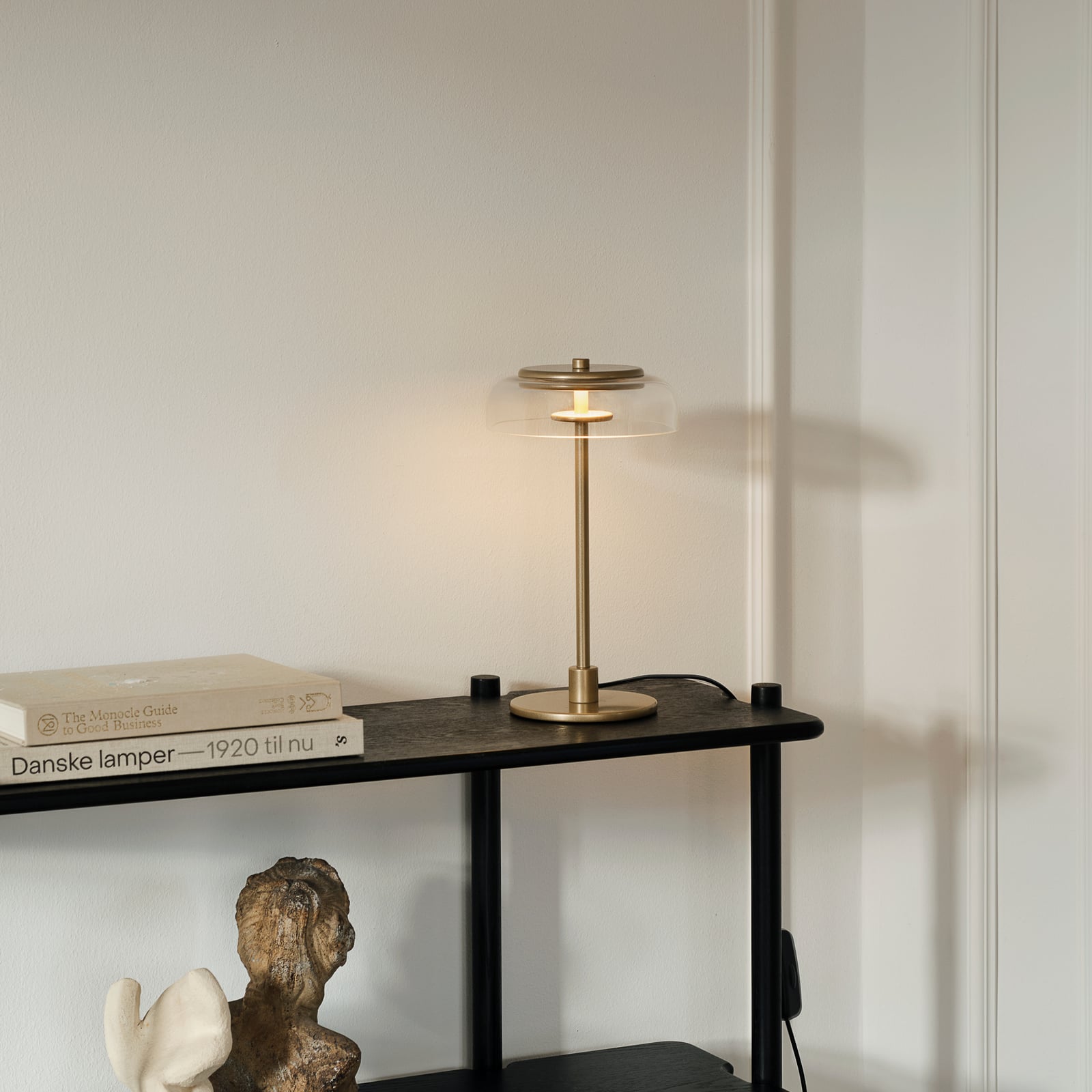 lampe de table LED Nuura Blossi, hauteur 31 cm, couleur or/transparent