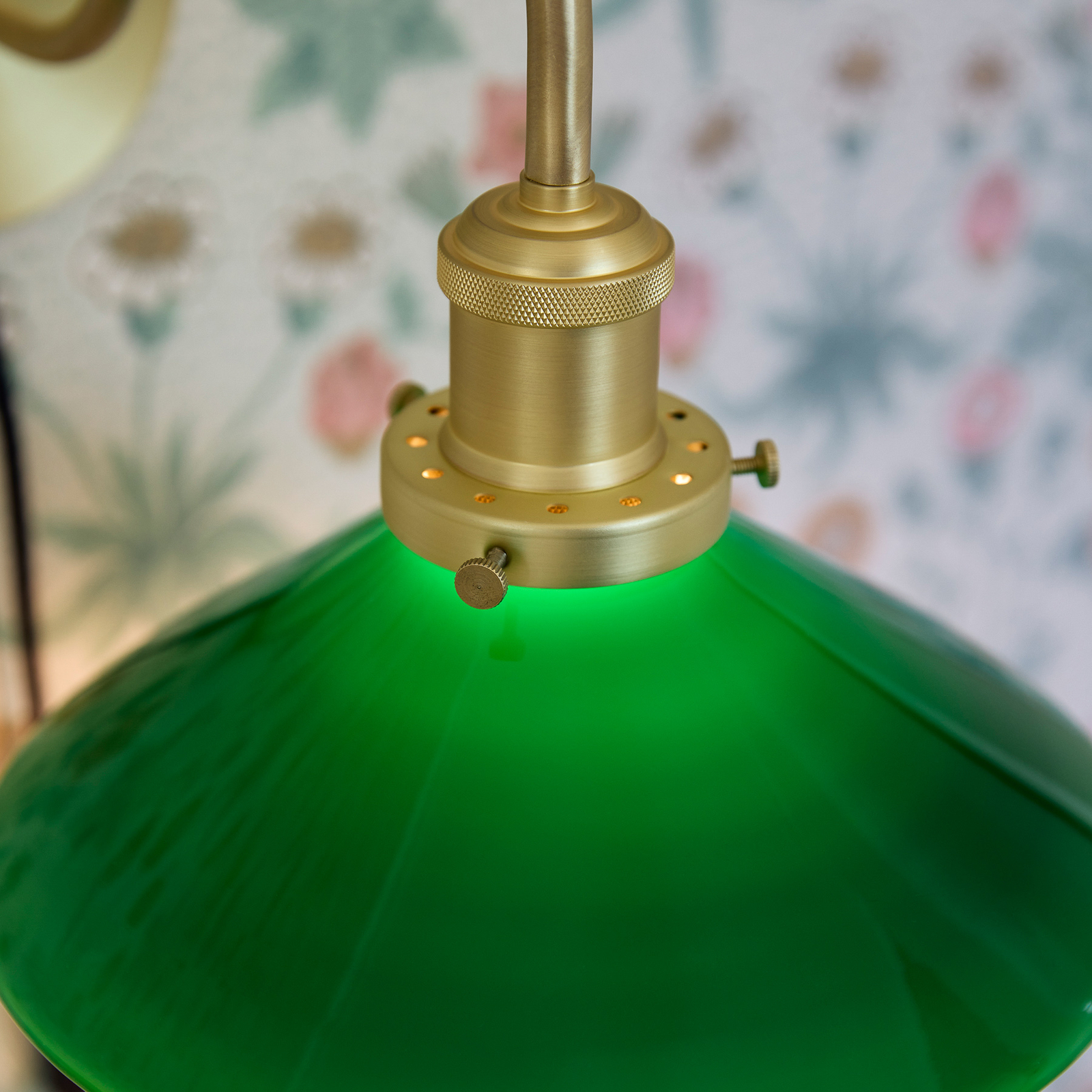 PR Home Nástenné svietidlo Axel, mosadzná farba, zelené sklenené tienidlo
