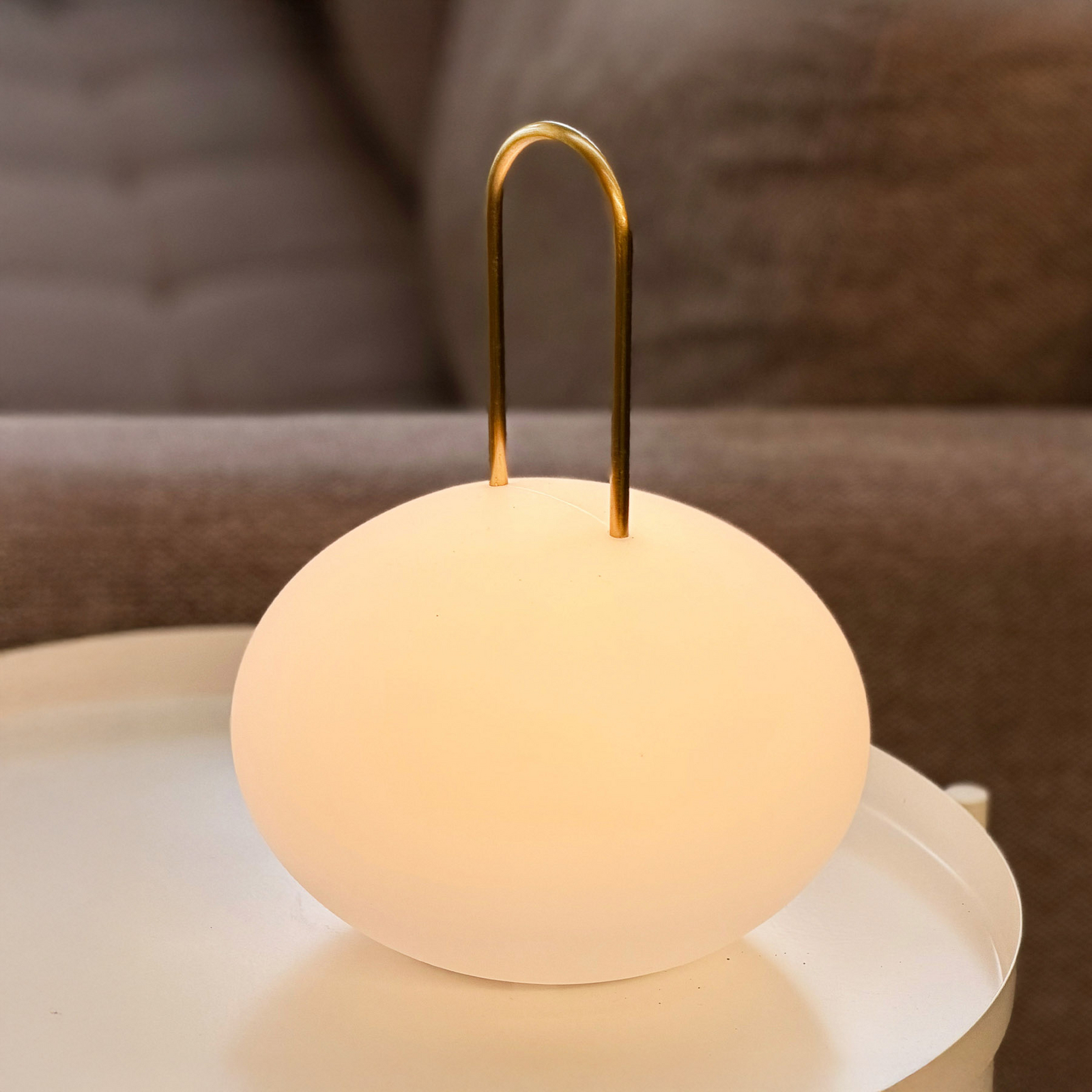 Dyberg Larsen Latarnia LED na akumulator Ellipse, biała/mosiężna, IP44