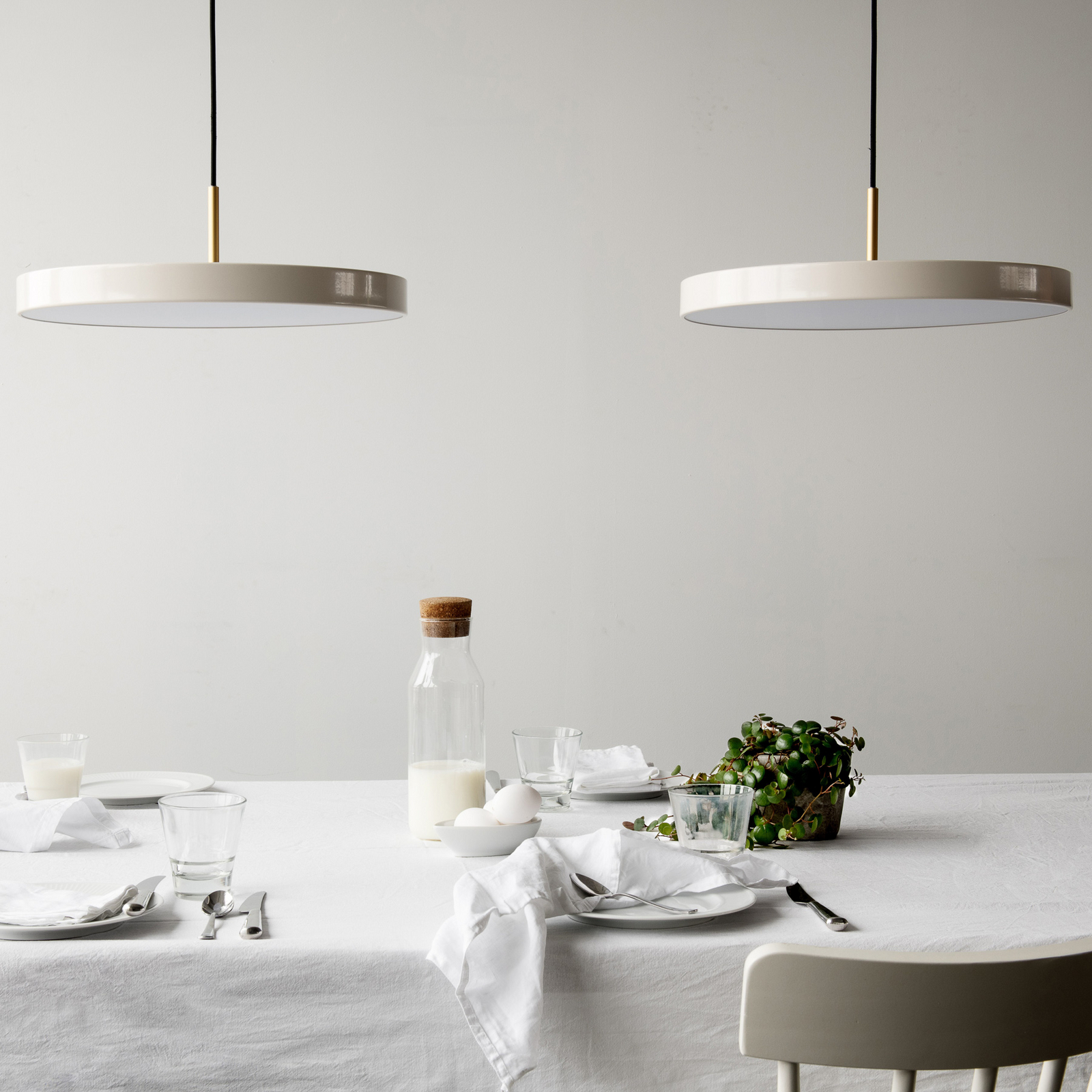 Asteria Medium LED-hængelampe perlemor/messing 43 cm - UMAGE