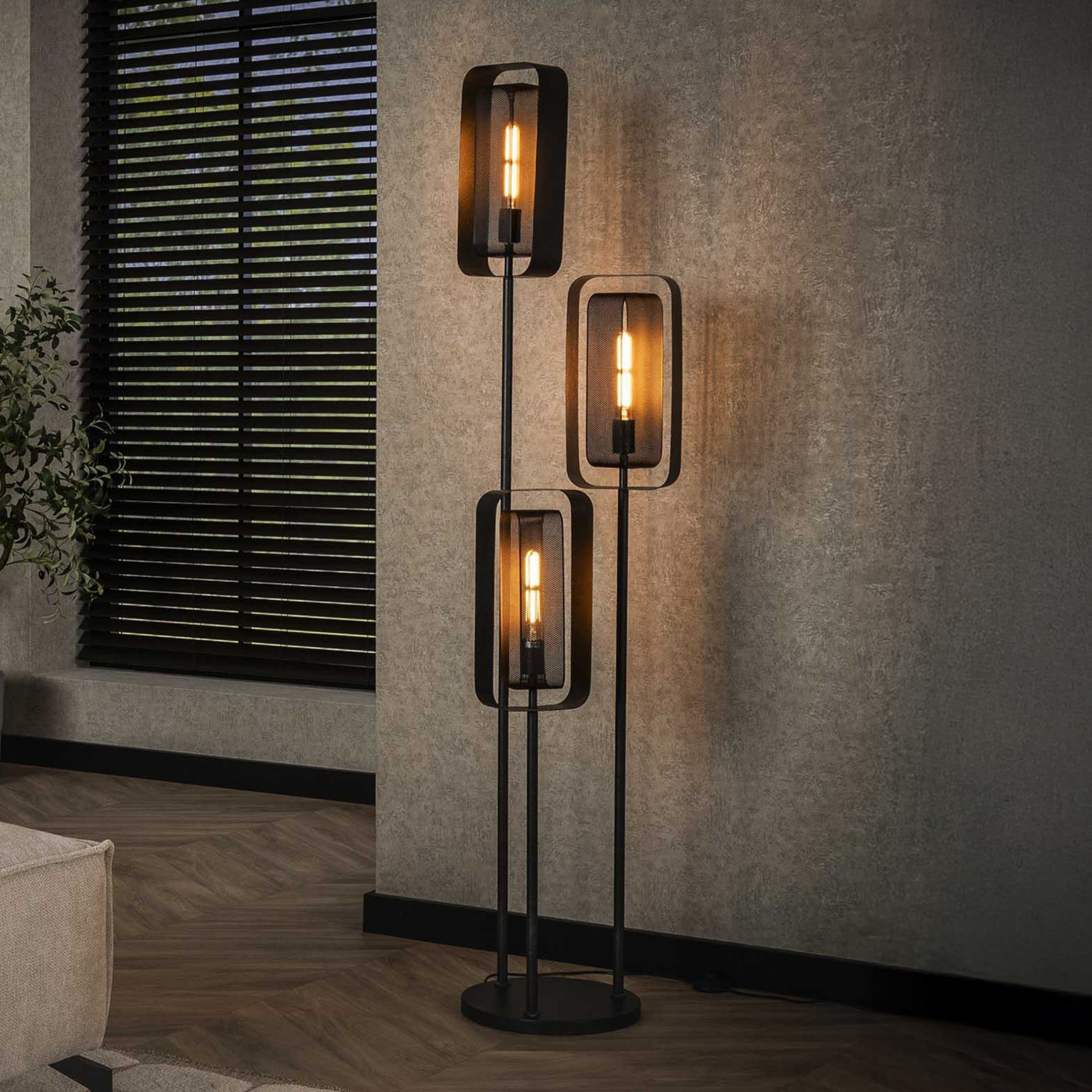 Lampe sur pied Alma, à 3 lampes, noire, en métal, abat-jour en maille