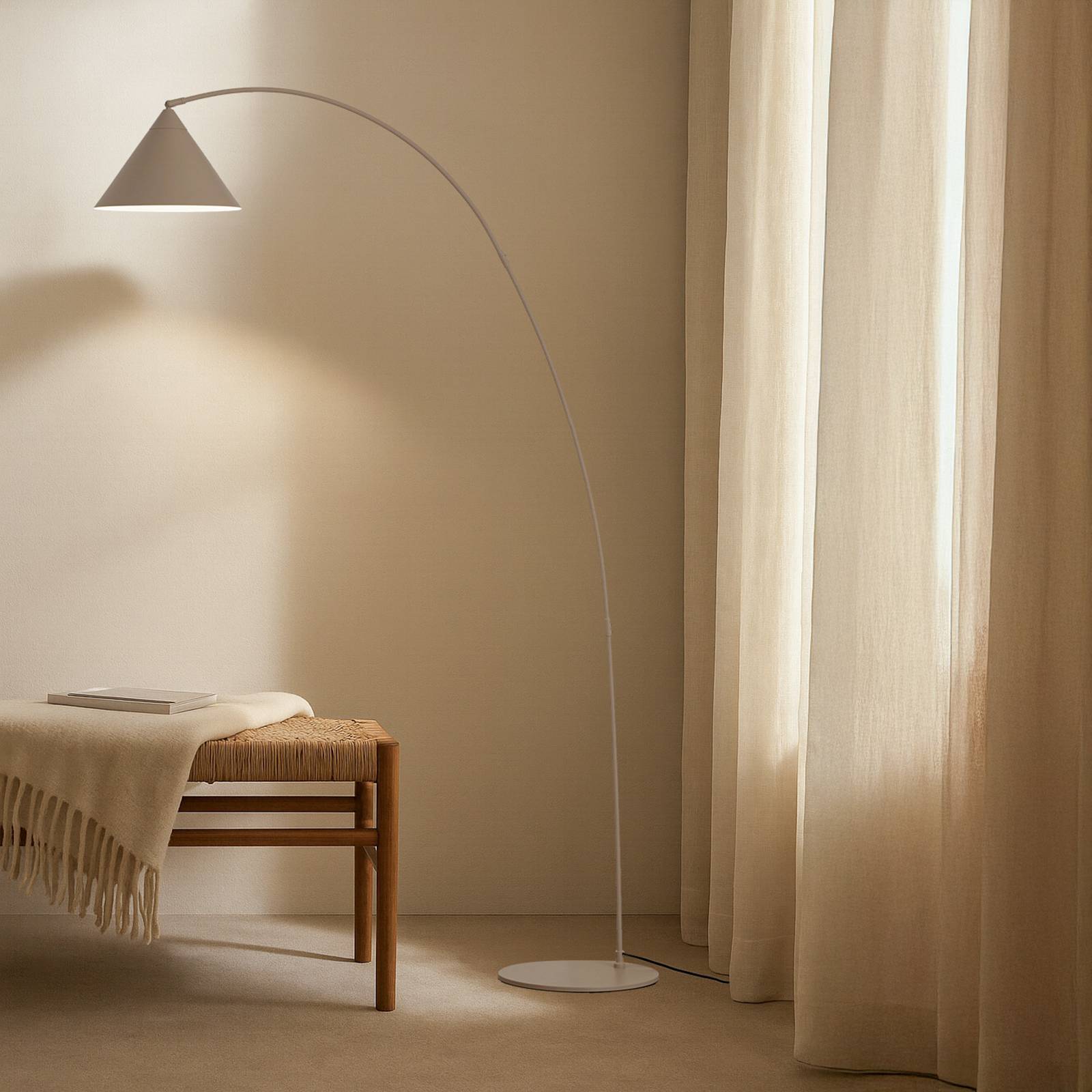 Lindby lampa łukowa Triangolo, beżowa, wysokość 195 cm, metal, E27